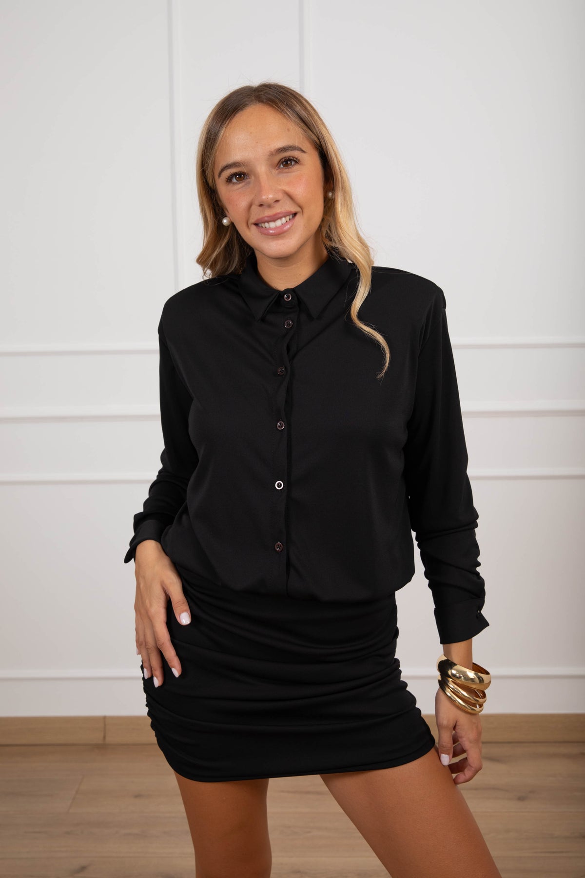 Mini-abito camicia con spallina imbottita variante nero ViCOLO