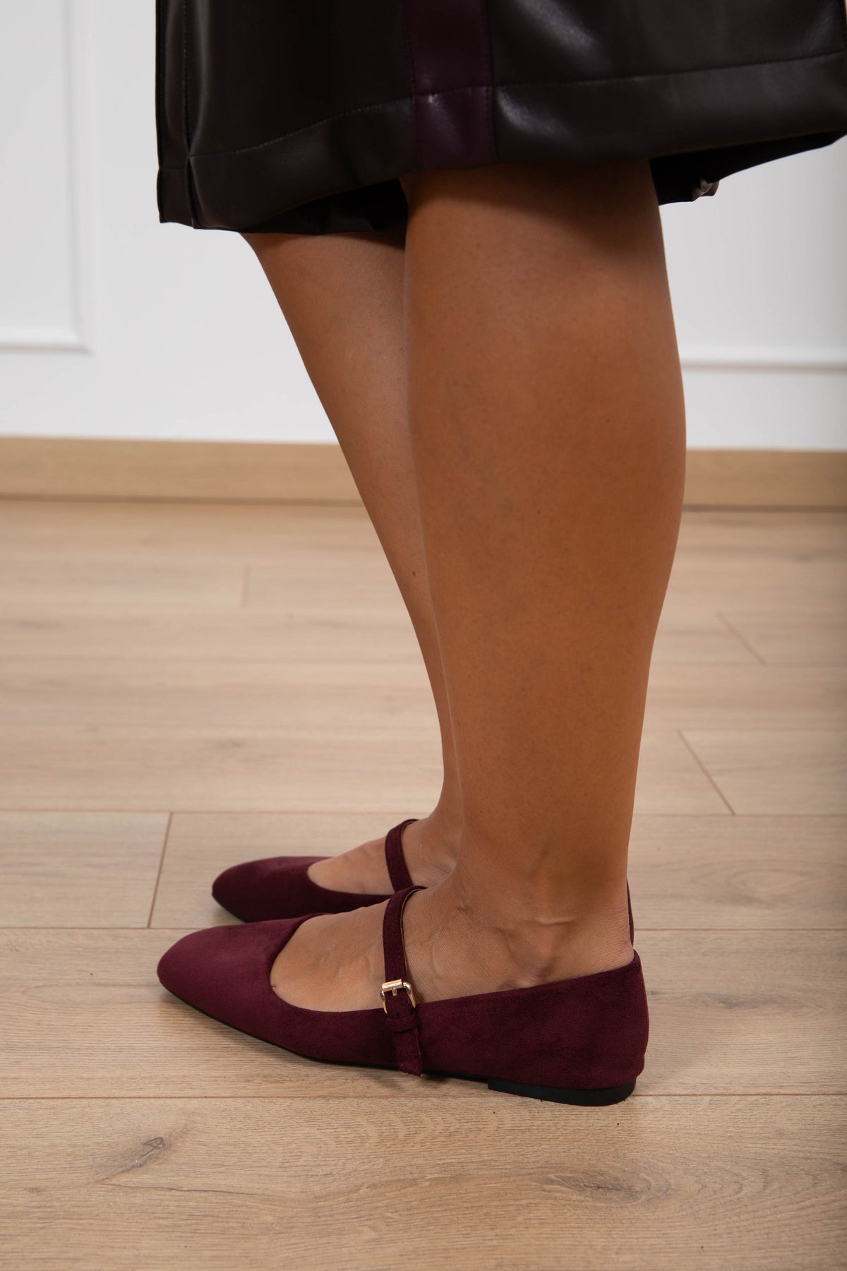 Ballerina con cinturino in eco-camoscio variante vino Susy Mix