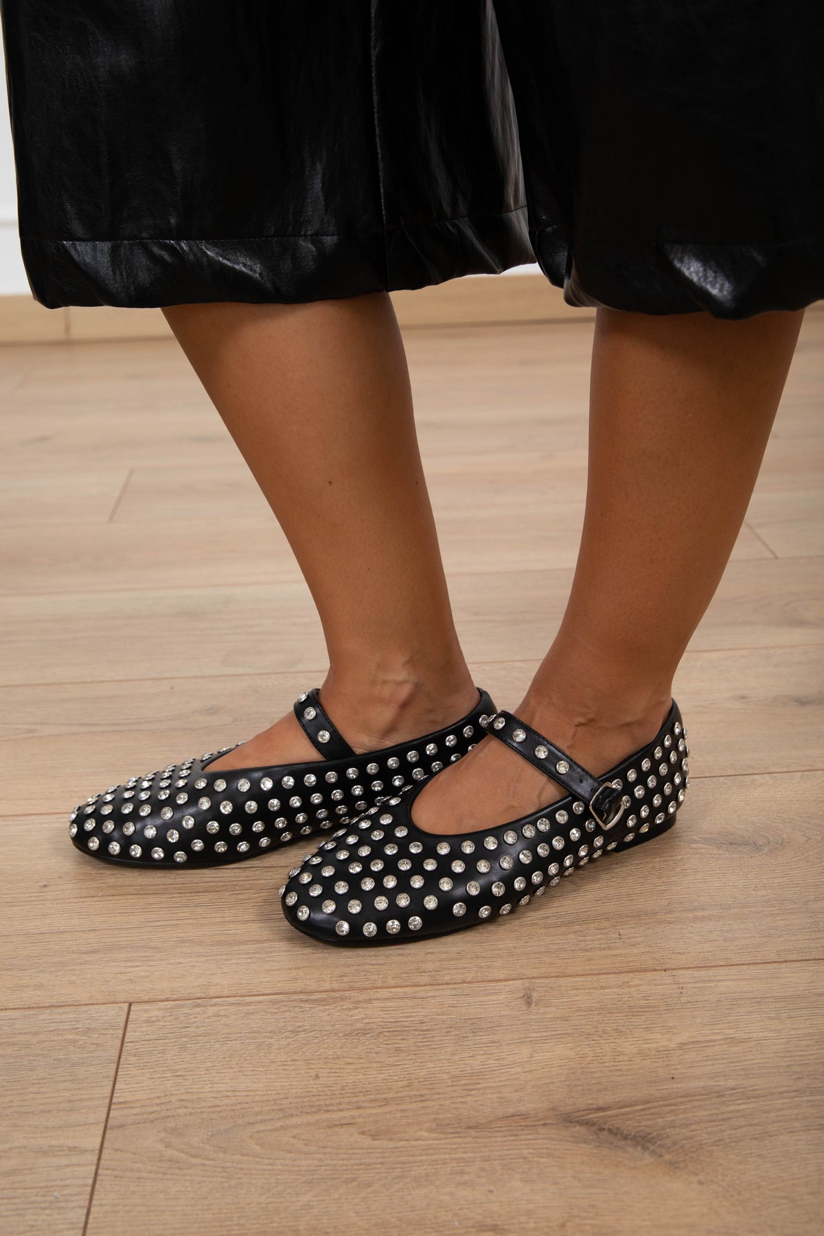 Ballerina in eco-pelle con borchie variante nero Ovyè