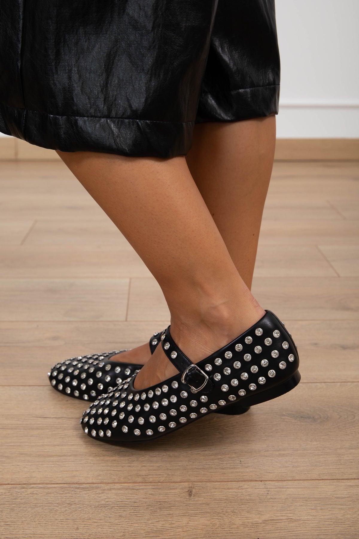 Ballerina in eco-pelle con borchie variante nero Ovyè