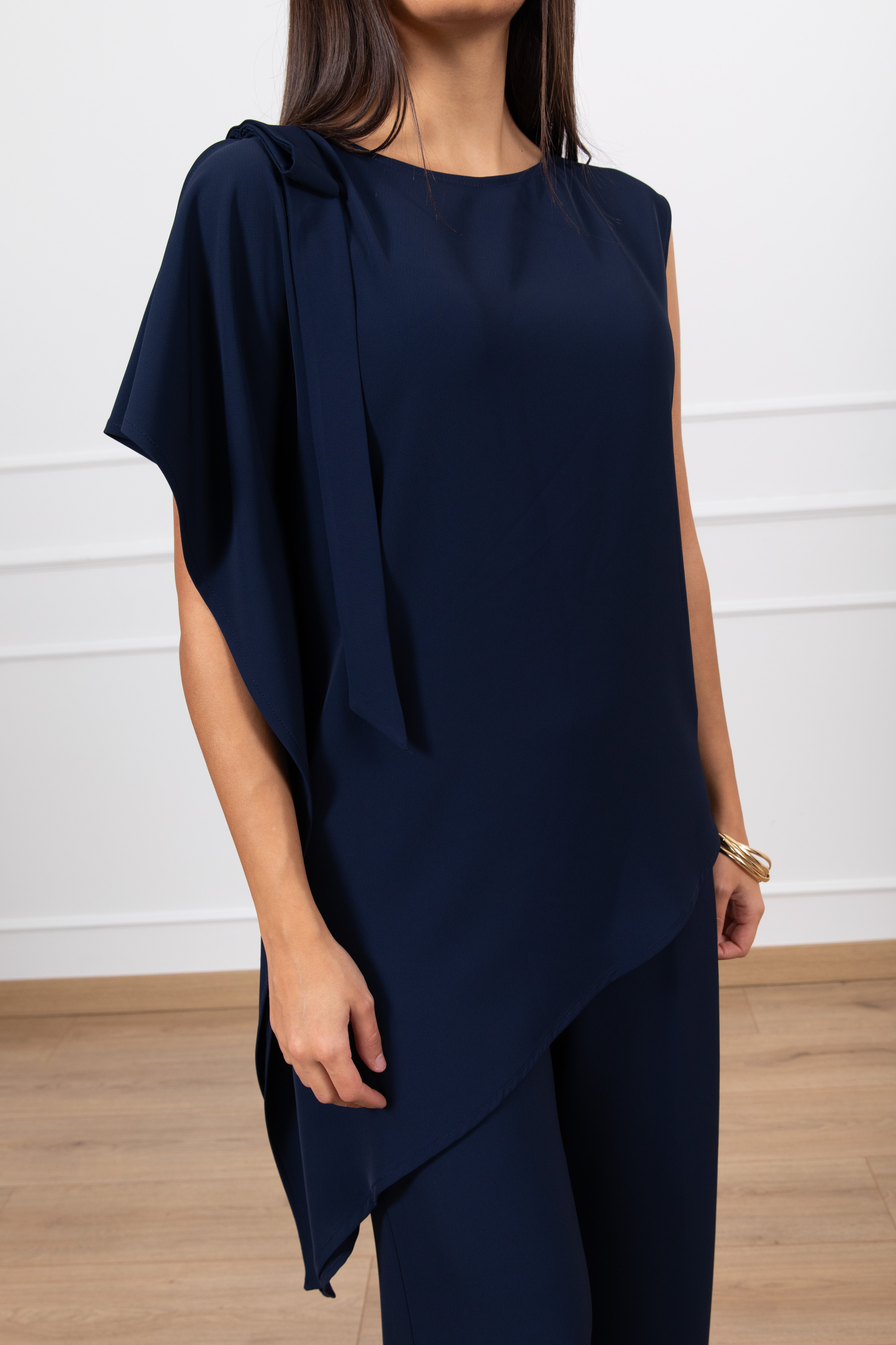 Blusa smanicata asimmetrica con fiocco ViCOLO