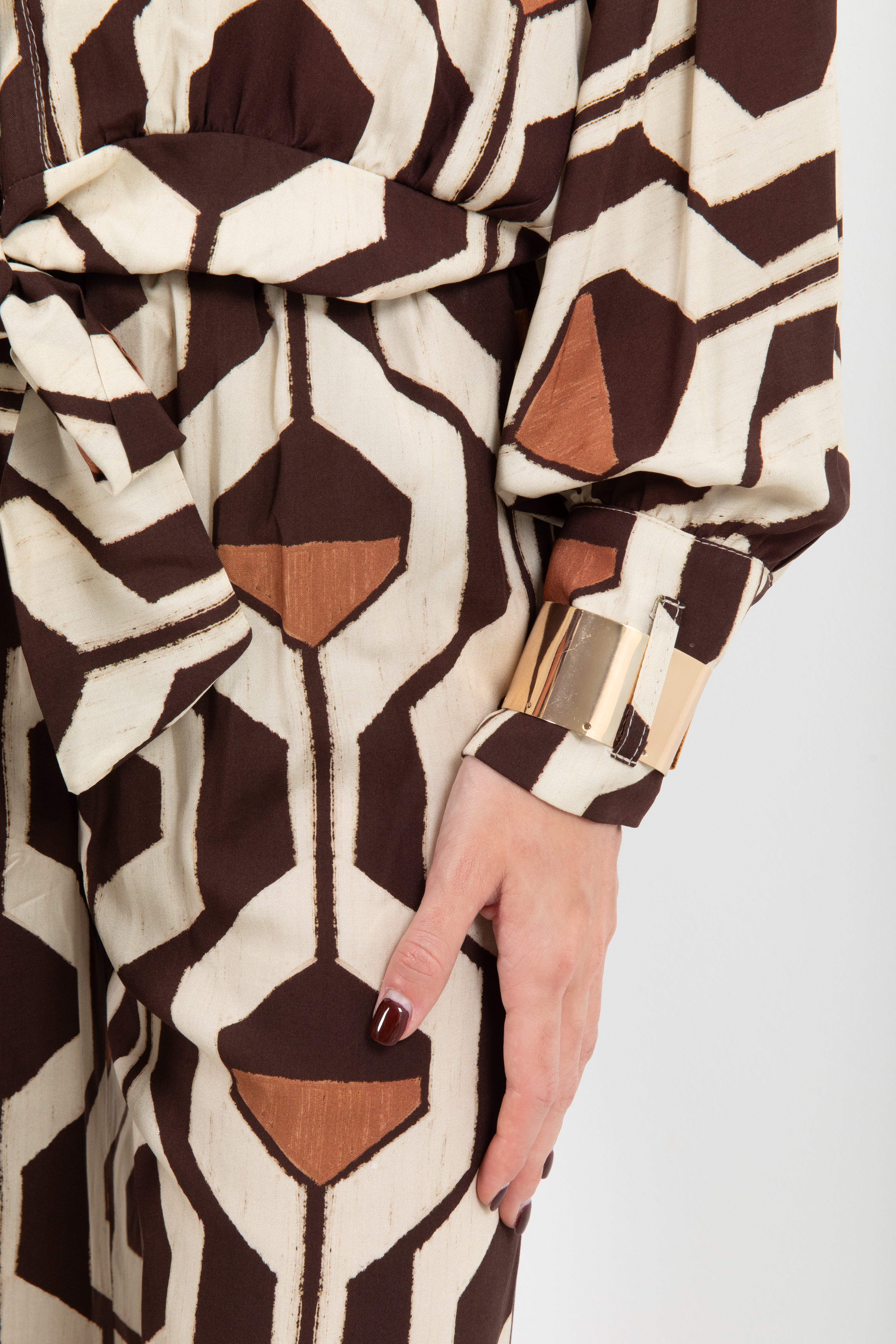 Camicia fantasia geometrica con bracciali oro Tensione IN