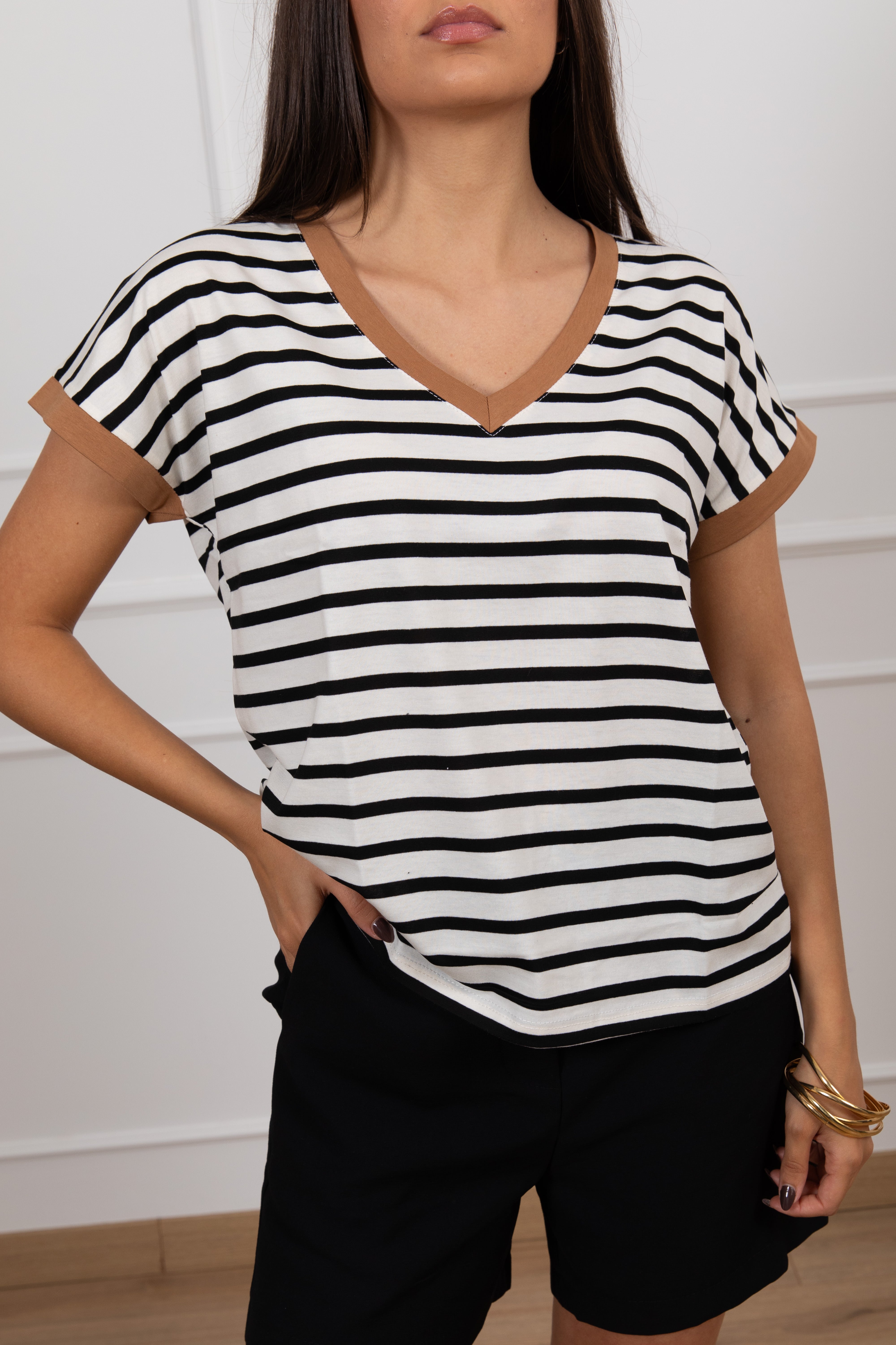 T-shirt a scatoletta con scollo a "V" e profili a contrasto Susy Mix