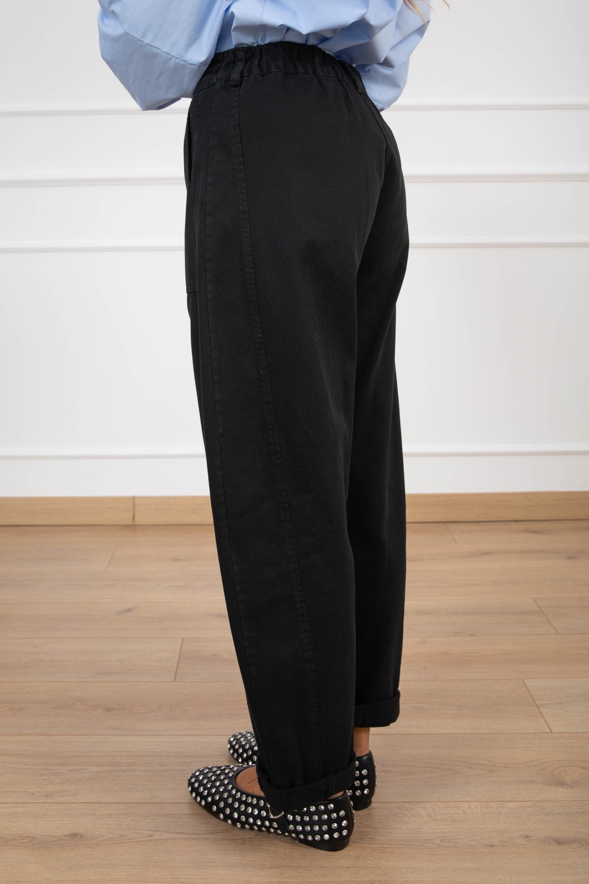 Jeans color egg-fit con elastico sul retro variante nero Susy Mix