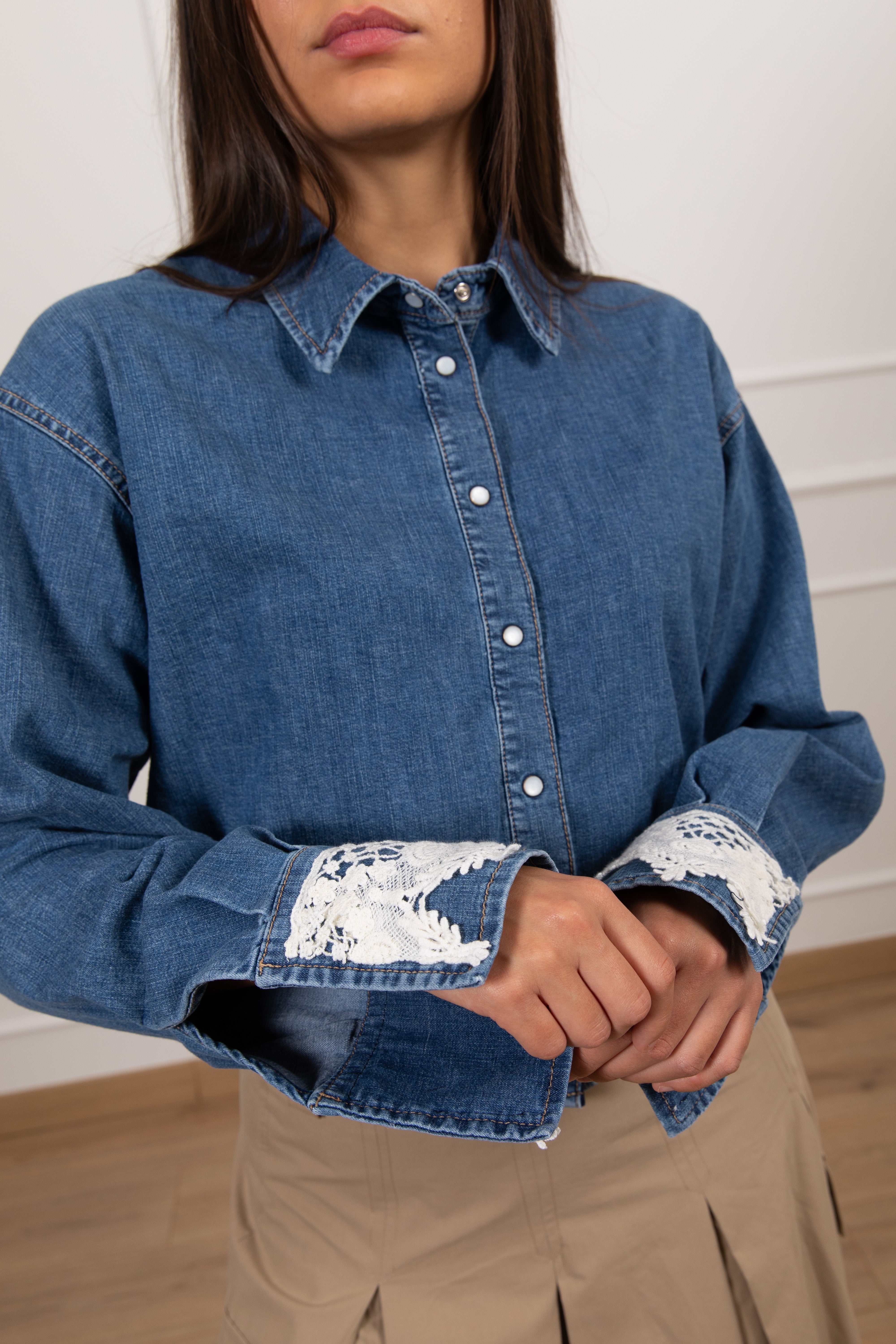 Camicia a palloncino in jeans con pizzo sulla manica ViCOLO