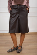 Bermuda in eco-pelle martellata con elastico sul retro variante moro Susy Mix