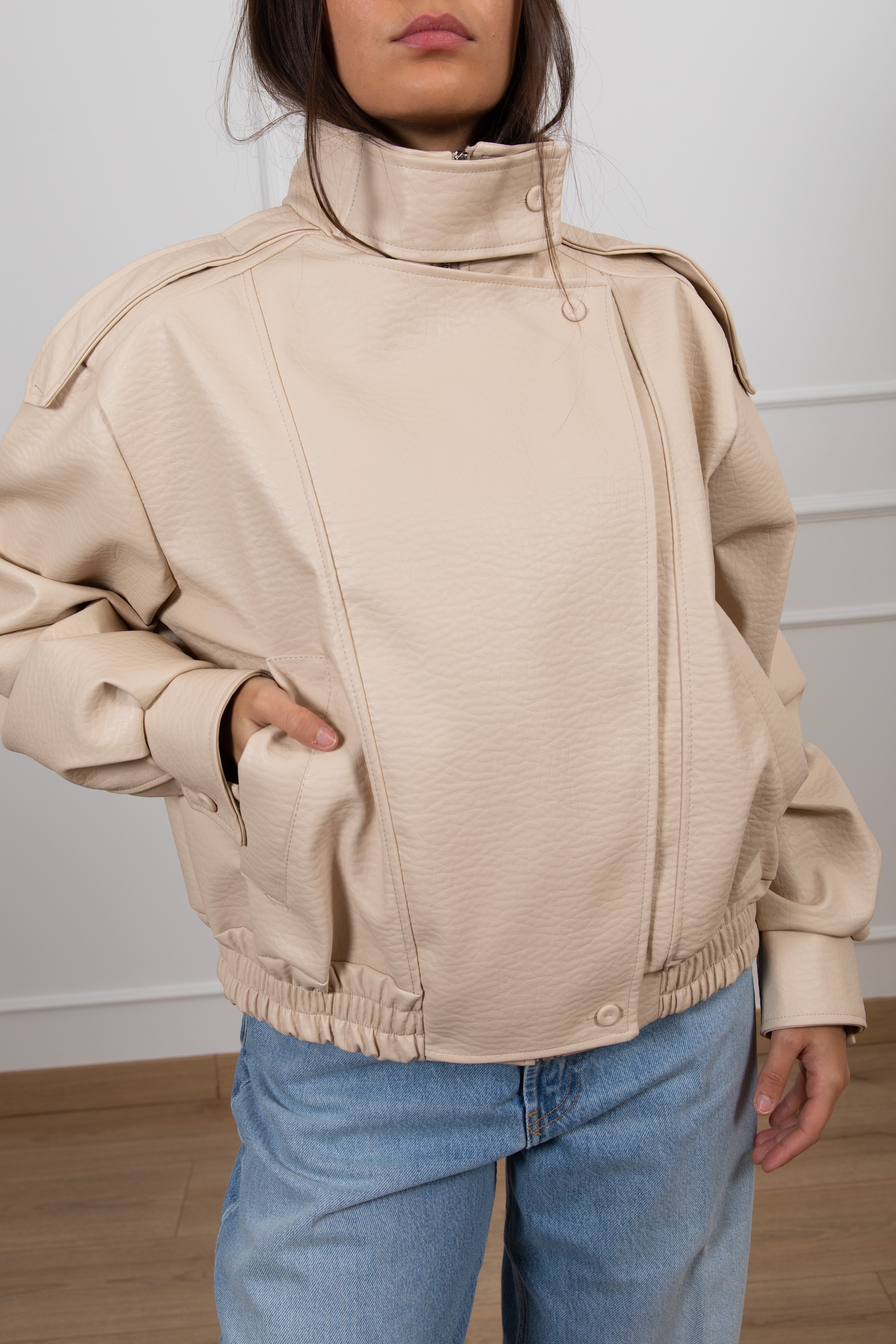 Bomber in ecopelle martellata con collo a ciambella ViCOLO