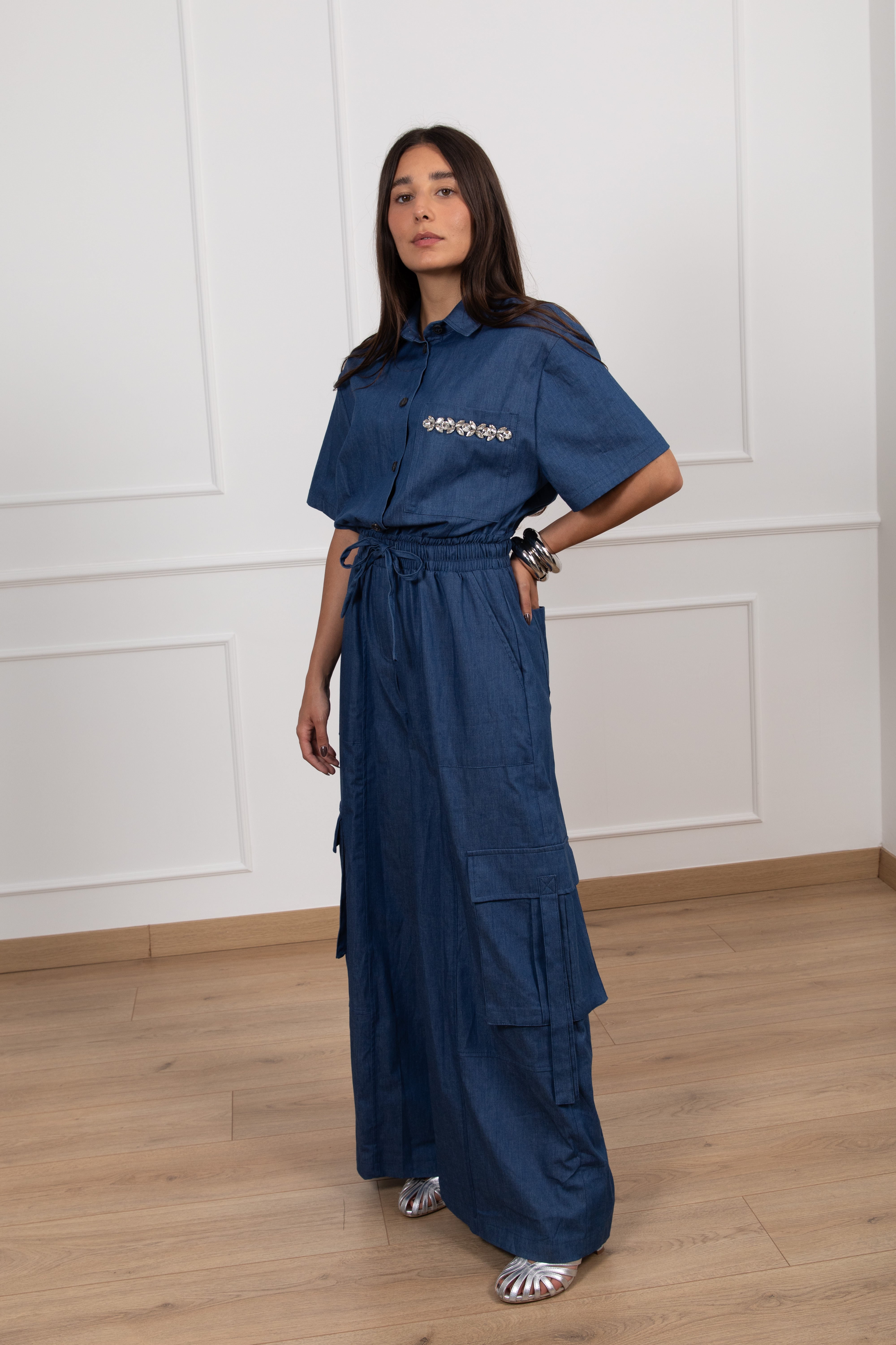 Jumpsuit cargo in chambrix con applicazione gioiello Tensione IN