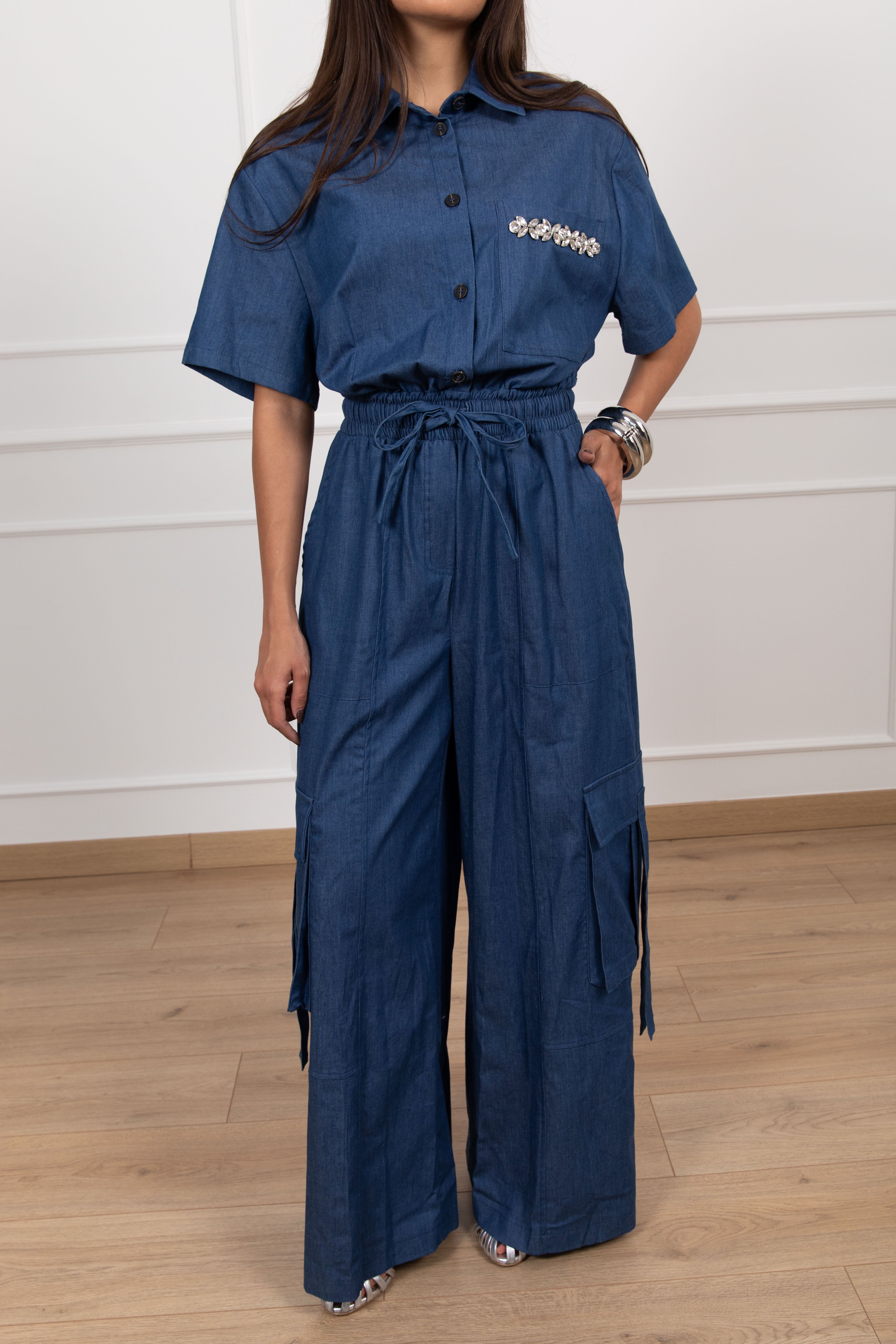 Jumpsuit cargo in chambrix con applicazione gioiello Tensione IN