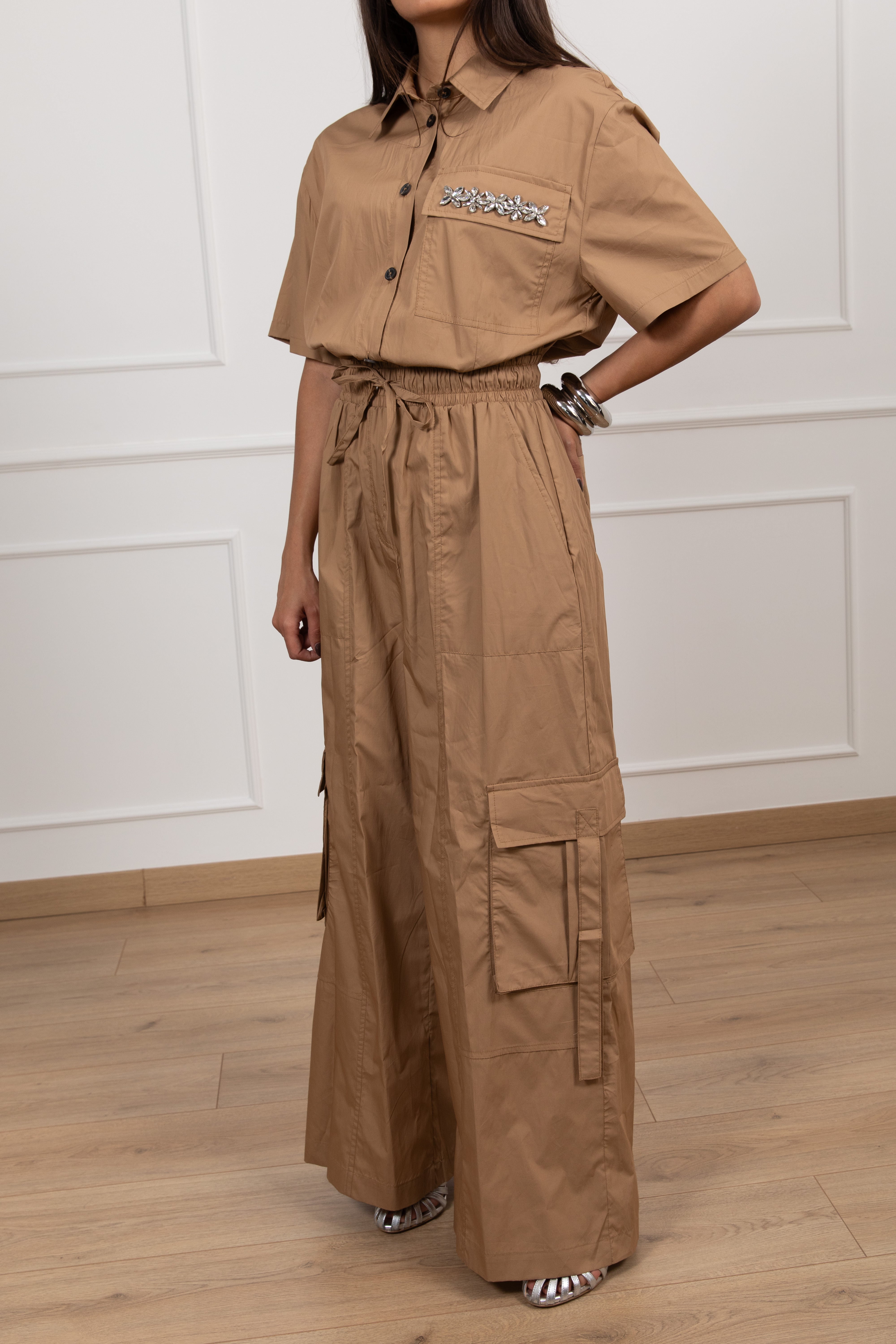Jumpsuit cargo con applicazione gioiello Tensione IN