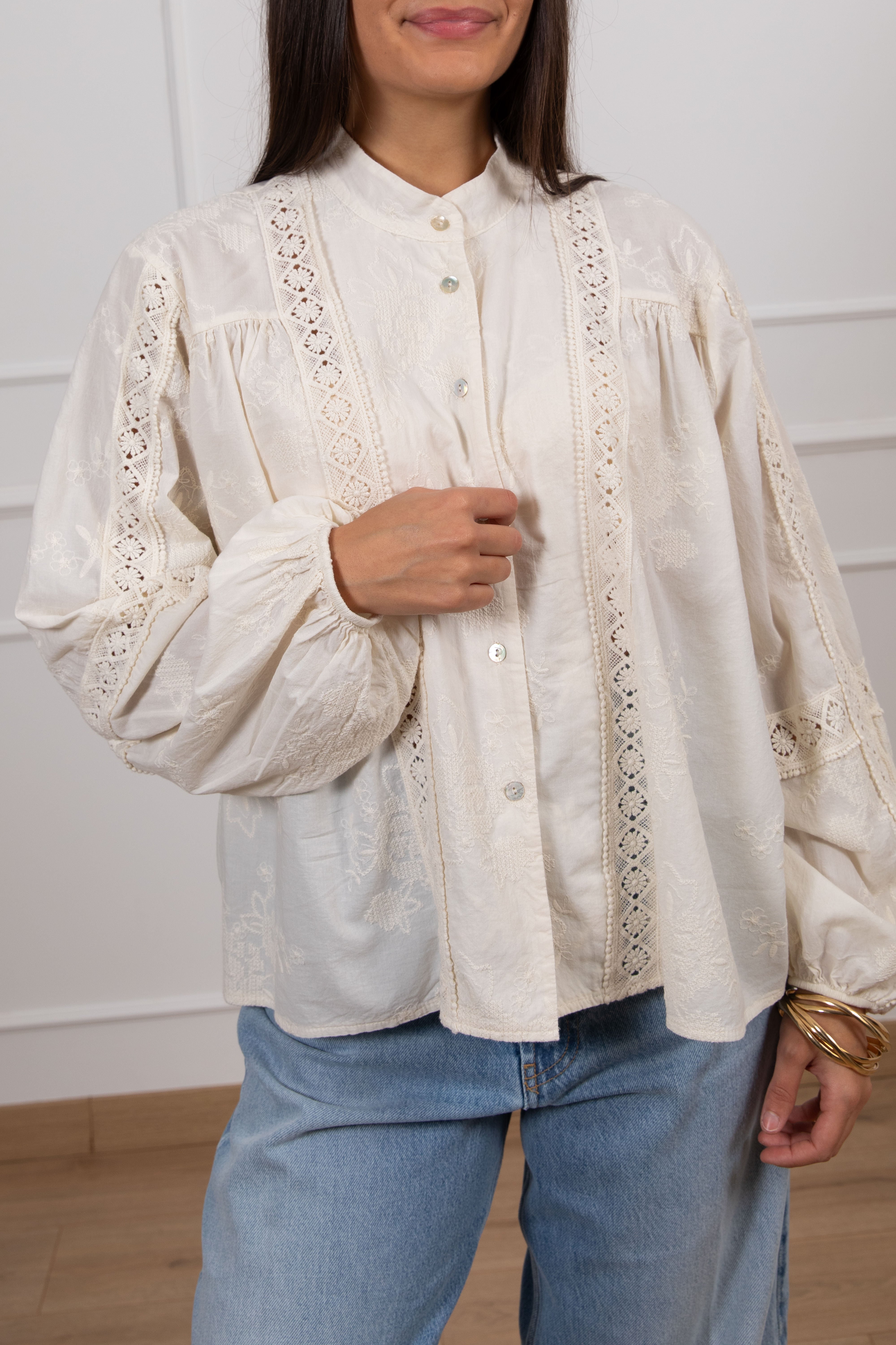 Camicia con ricami e macramè ViCOLO