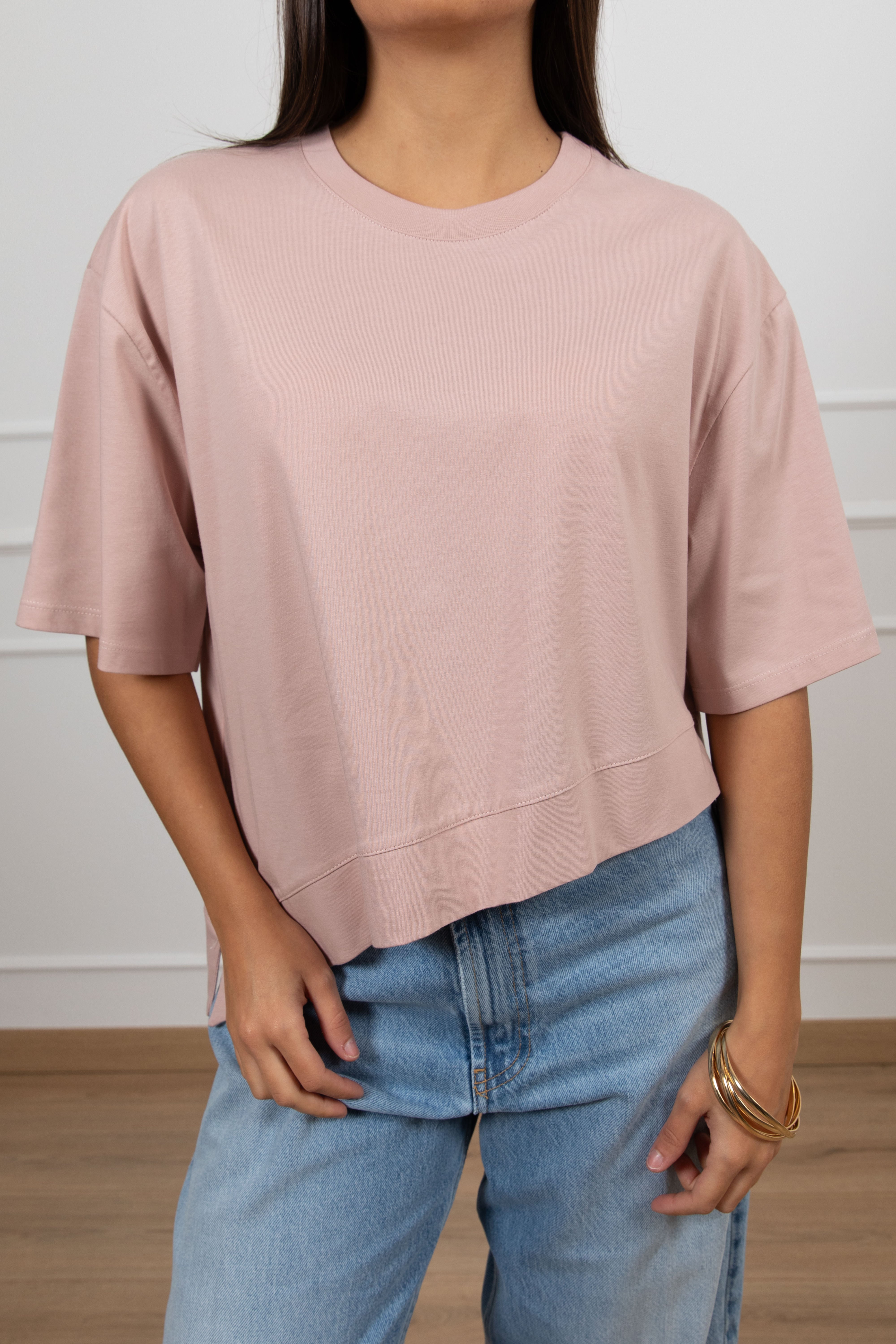 T-shirt cropped con fondo asimmetrico ViCOLO
