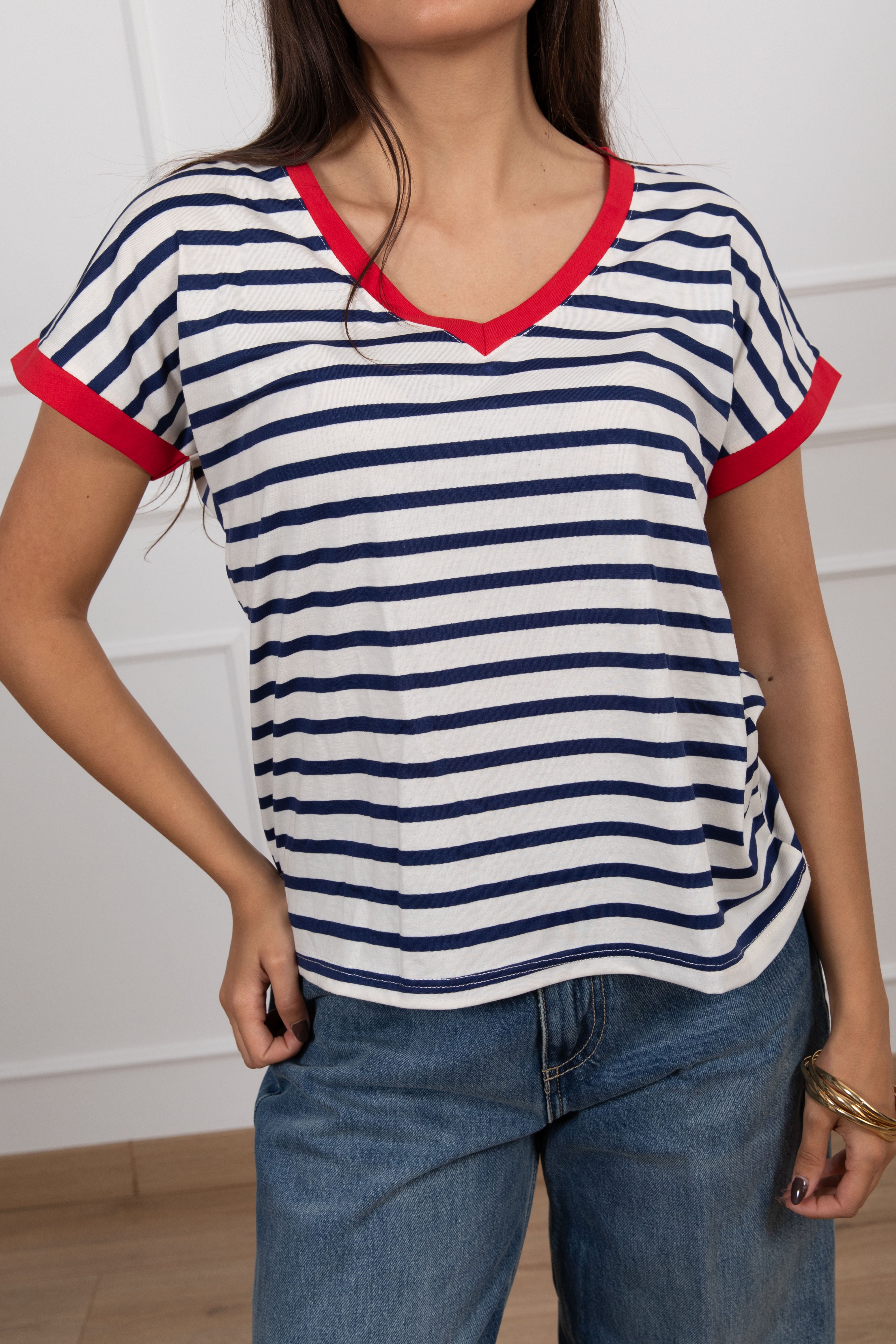 T-shirt a scatoletta con scollo a "V" e profili a contrasto Susy Mix