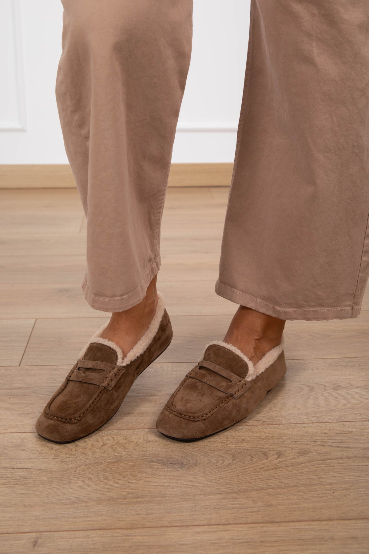 Mocassino in camoscio con interno in eco-pelliccia Ovyè