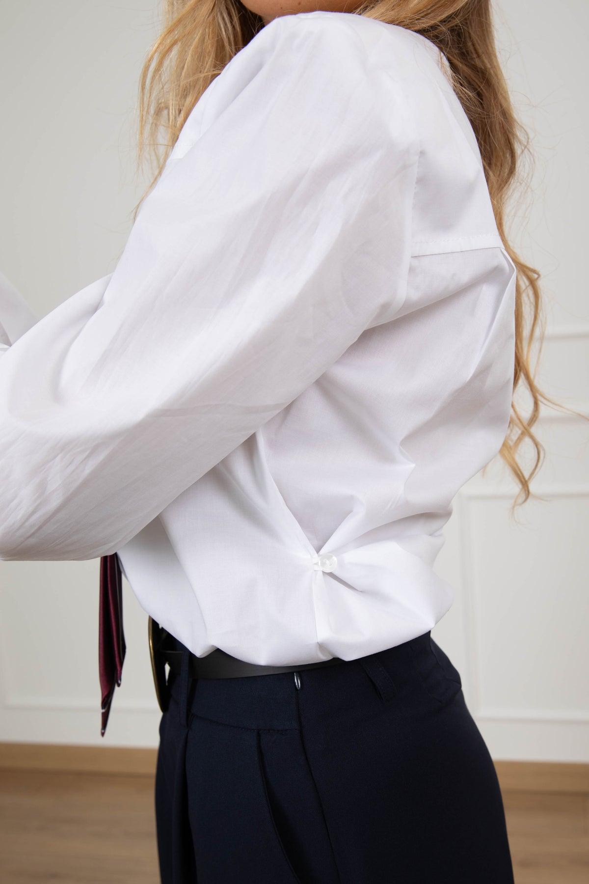 Camicia spallina imbottita con cravatta e taschine variante bianco Tensione IN