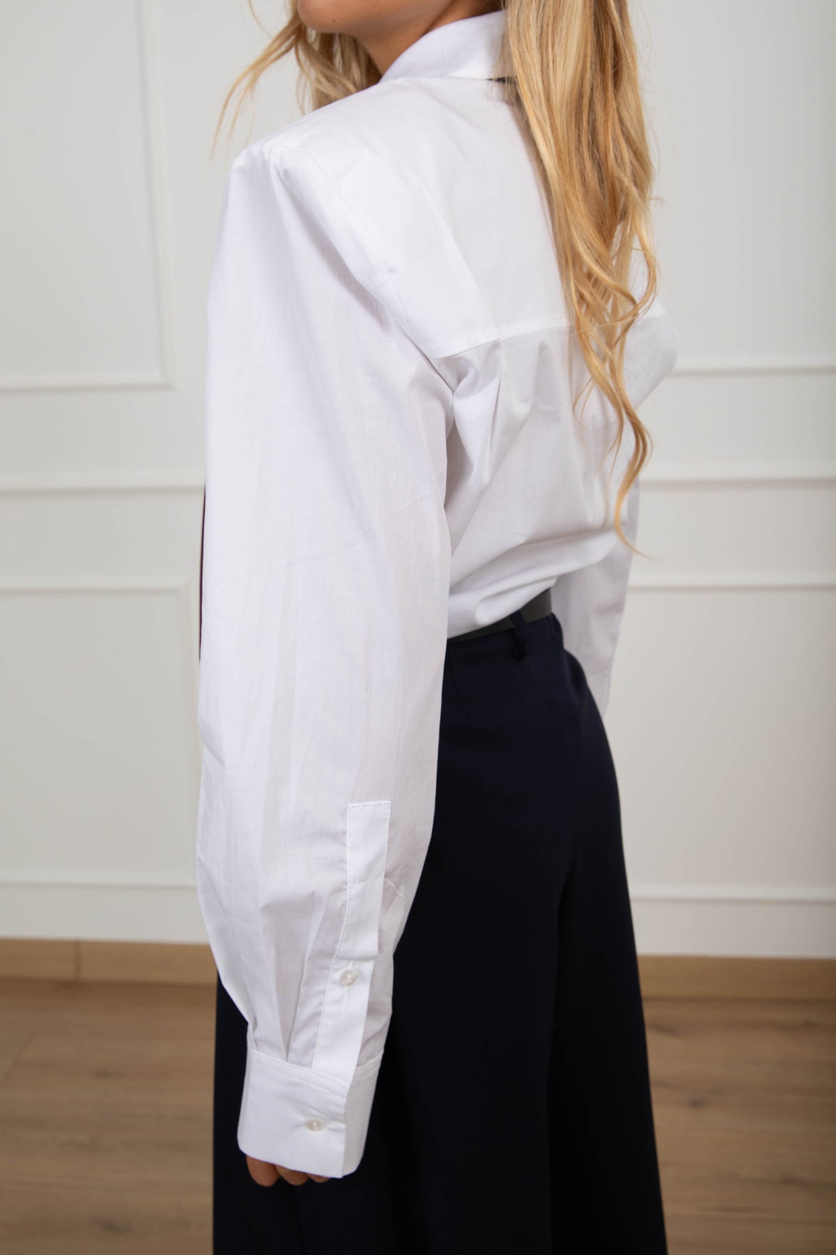 Camicia spallina imbottita con cravatta e taschine variante bianco Tensione IN