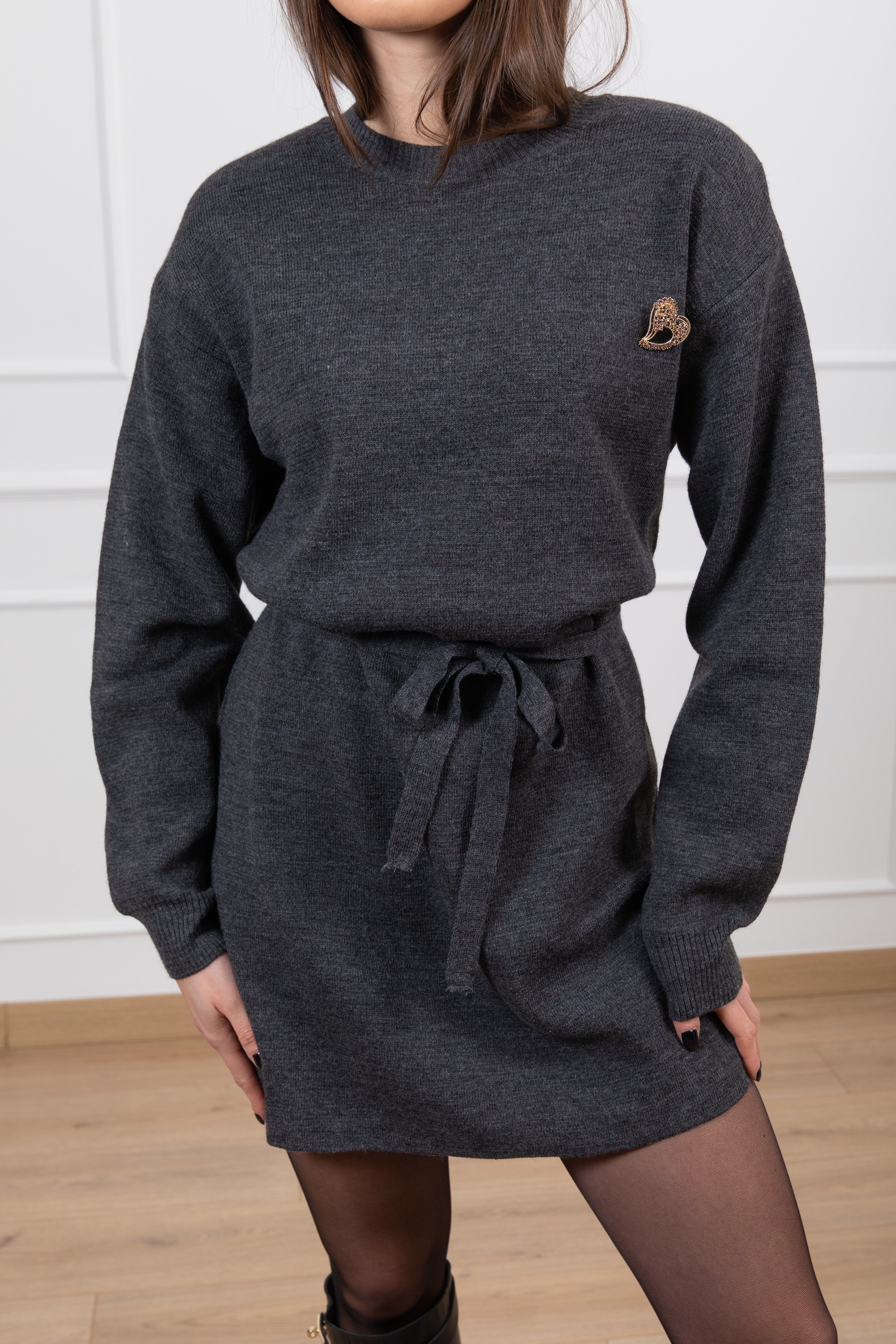 Mini-abito in maglia con spallina imbottita e spilla Tensione IN