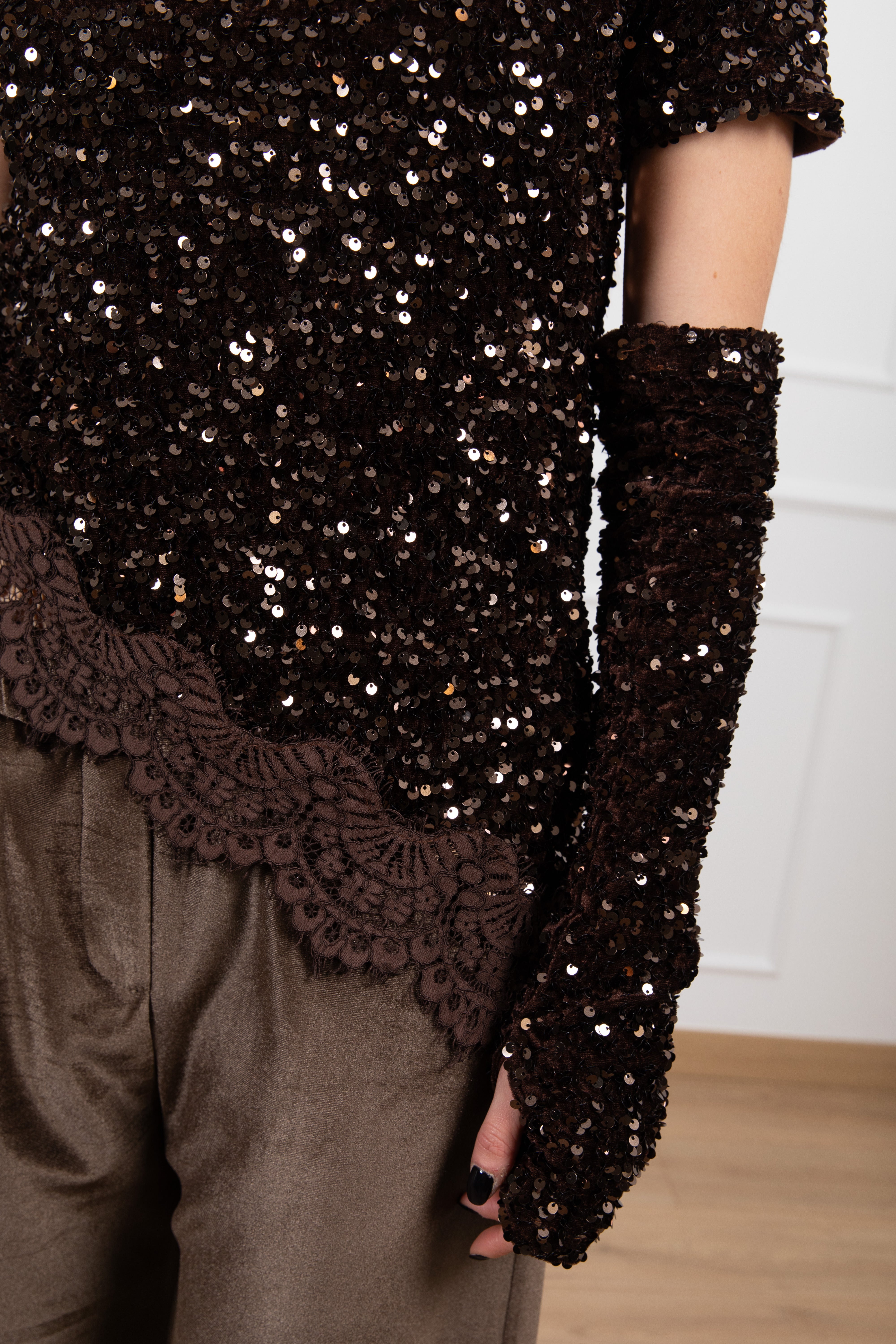 T-shirt asimmetrica in ciniglia con pizzo sul fondo e manicotti Motel