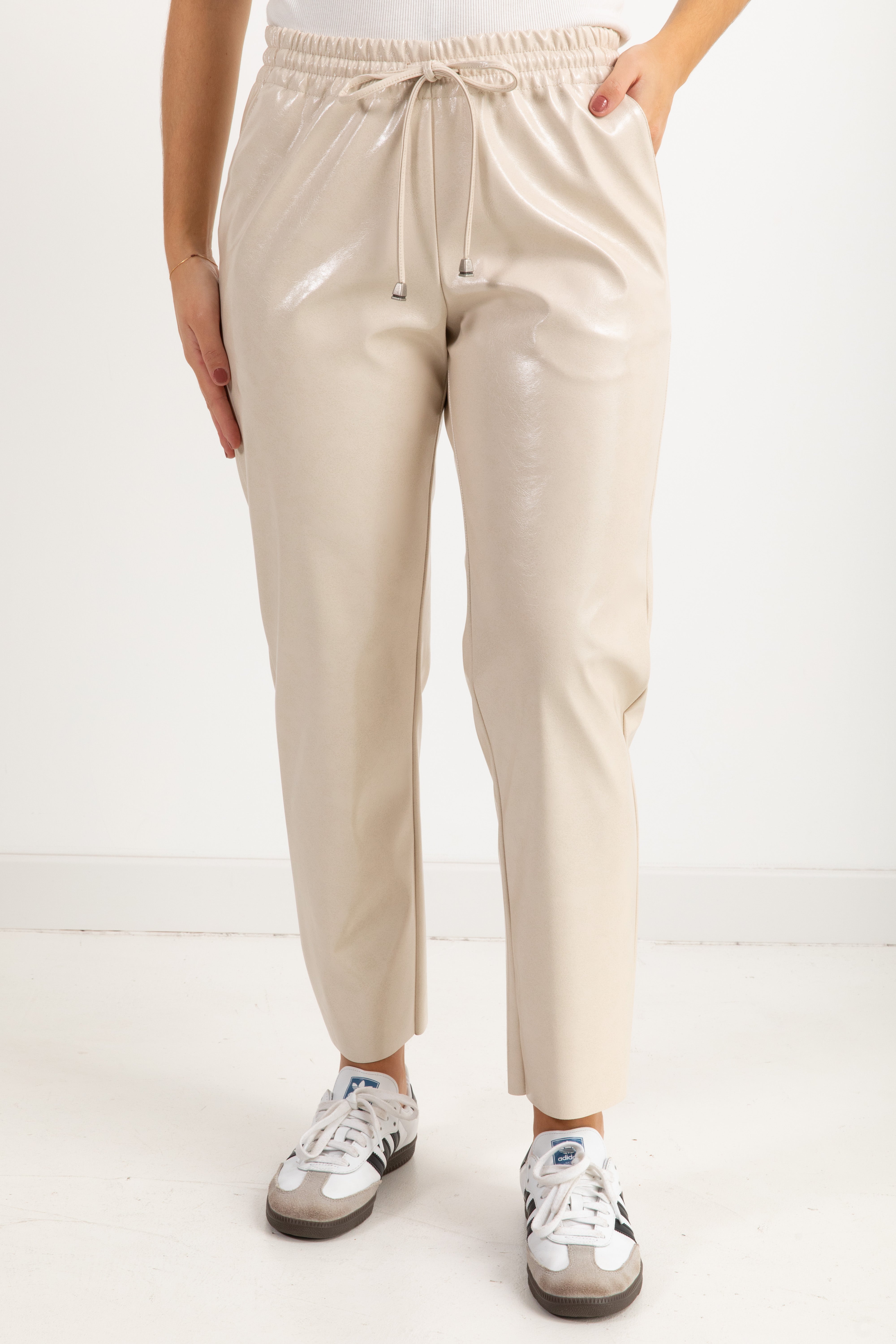 Pantalone con coulisse in eco-pelle lucida Tensione IN