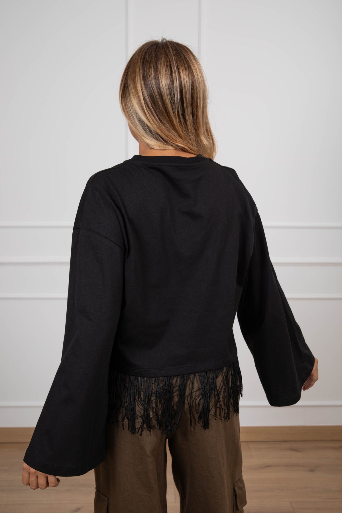 T-shirt manica svasata con frange sul fondo variante nero ViCOLO