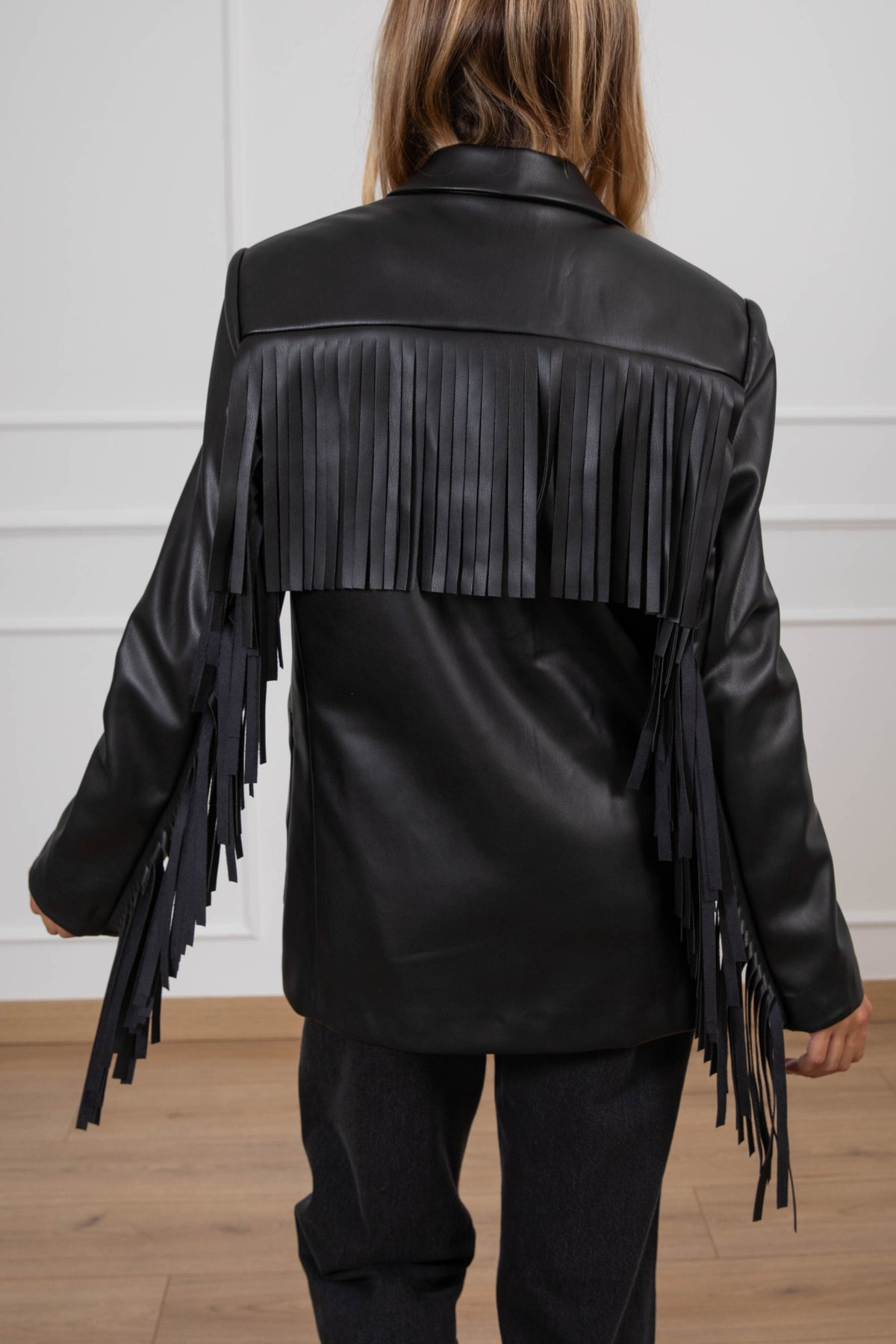 Giacca in eco-pelle con frange variante nero ViCOLO