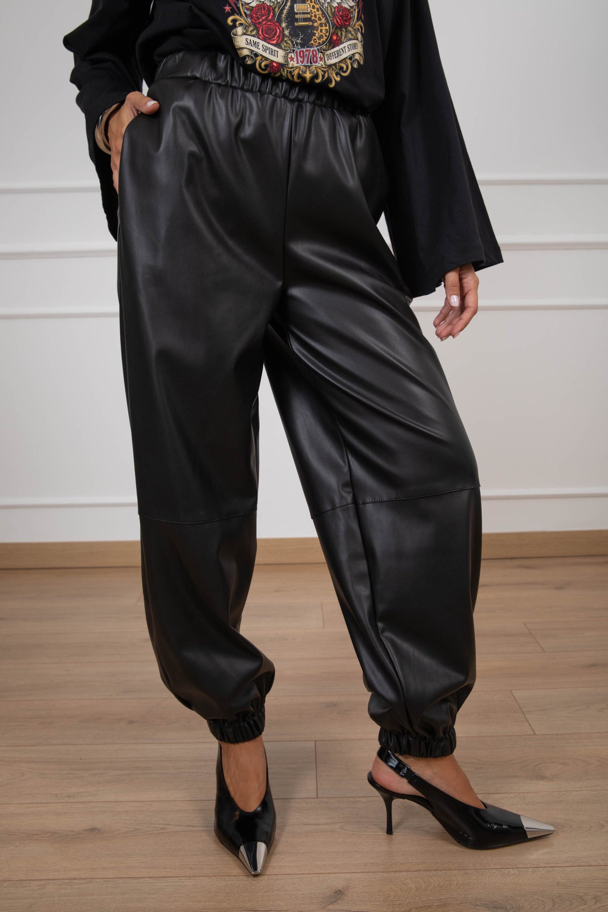 Jogger in eco-pelle con elastico variante nero ViCOLO