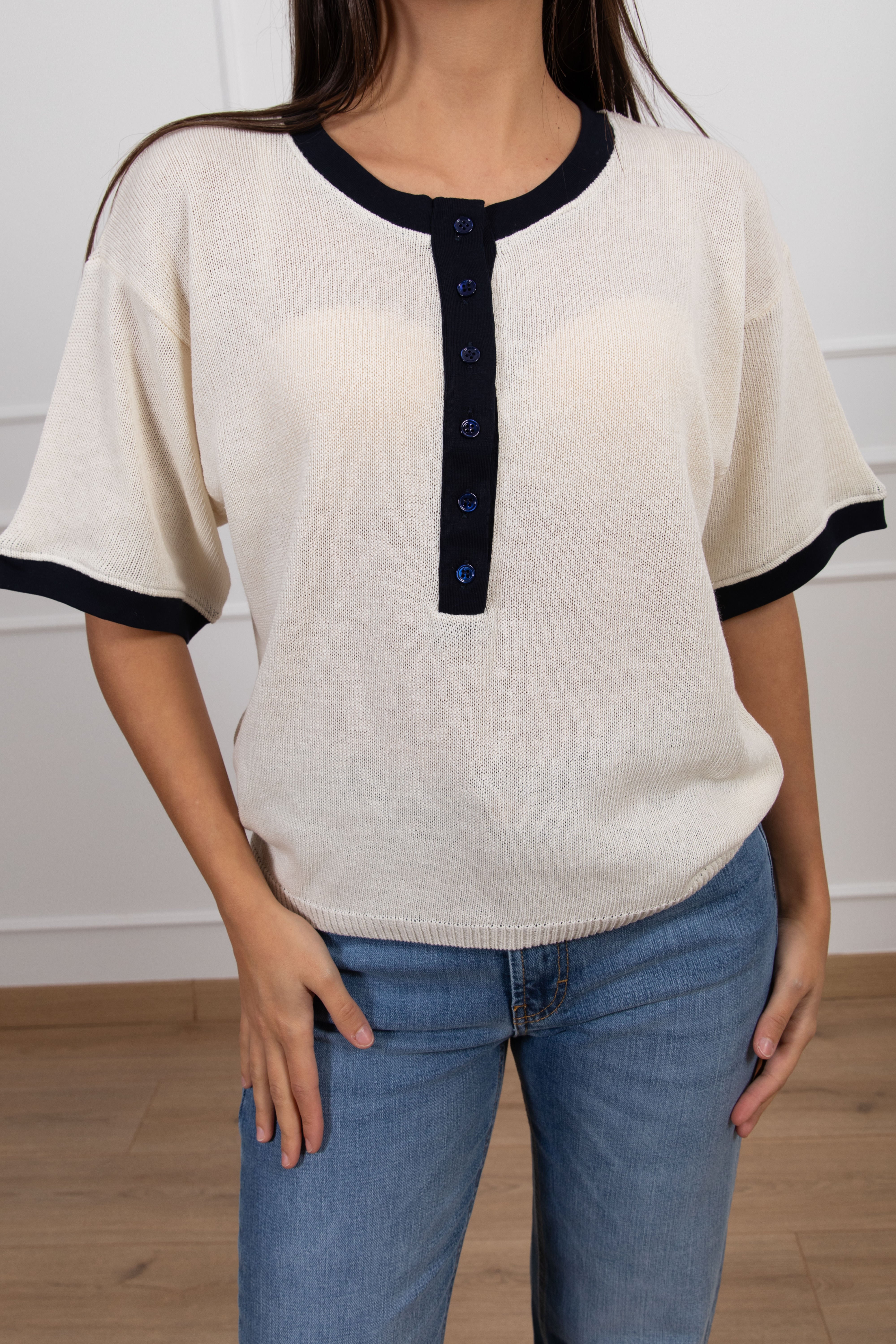 Maglia a manica corta con bottoncini e profilo a contrasto ViCOLO