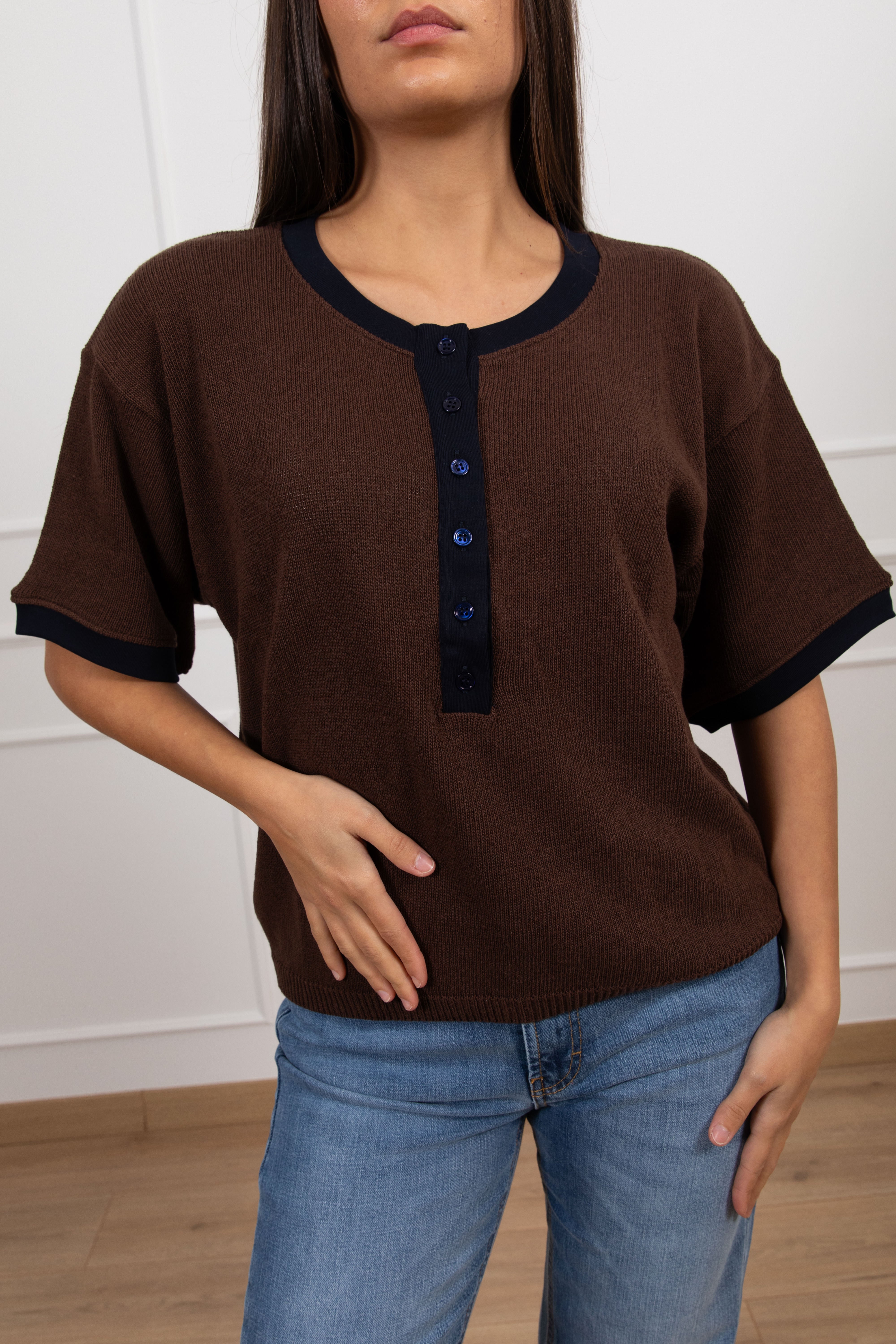Maglia a manica corta con bottoncini e profilo a contrasto ViCOLO
