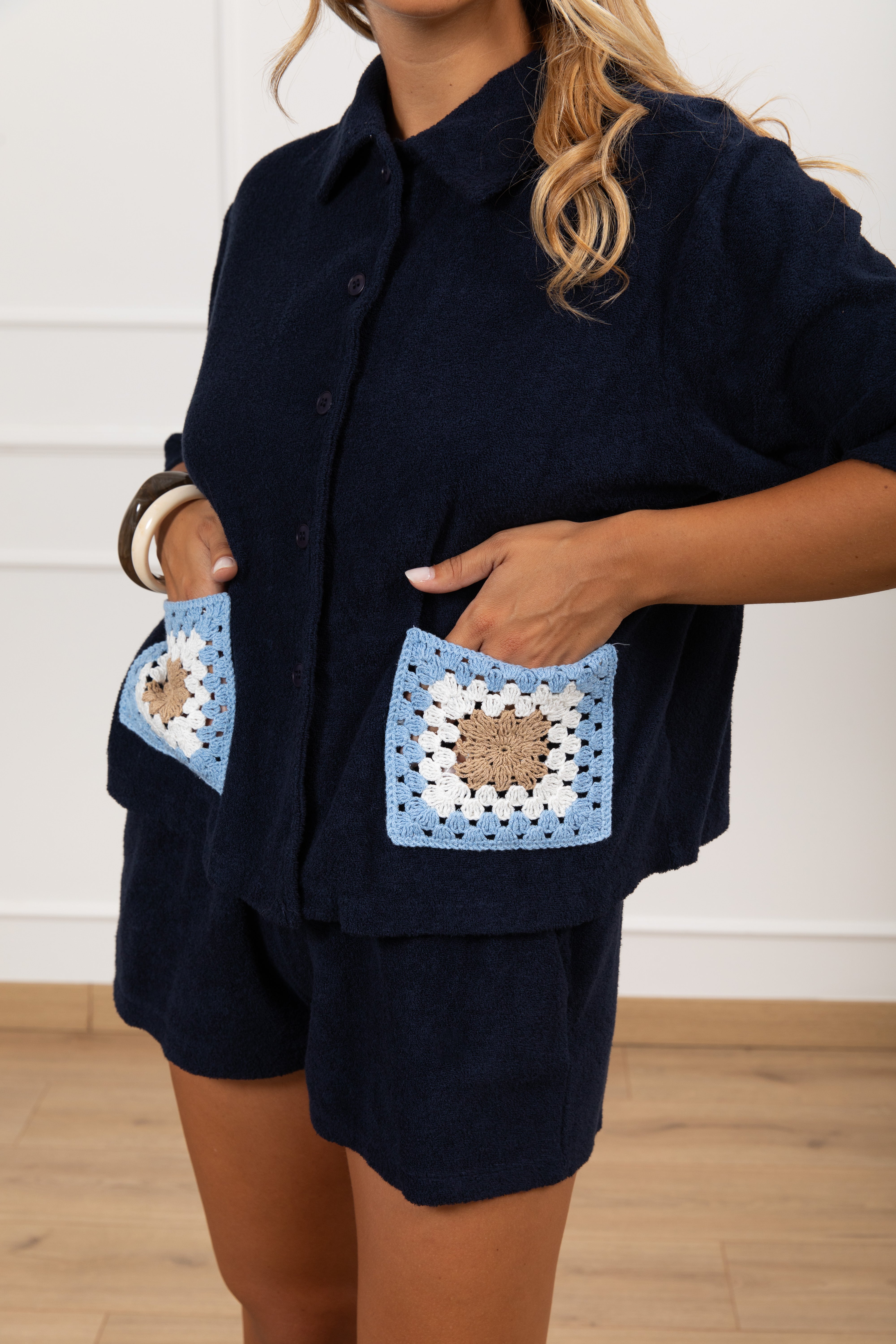 Coordinato camicia e shorts in spugna con ricamo crochet ViCOLO