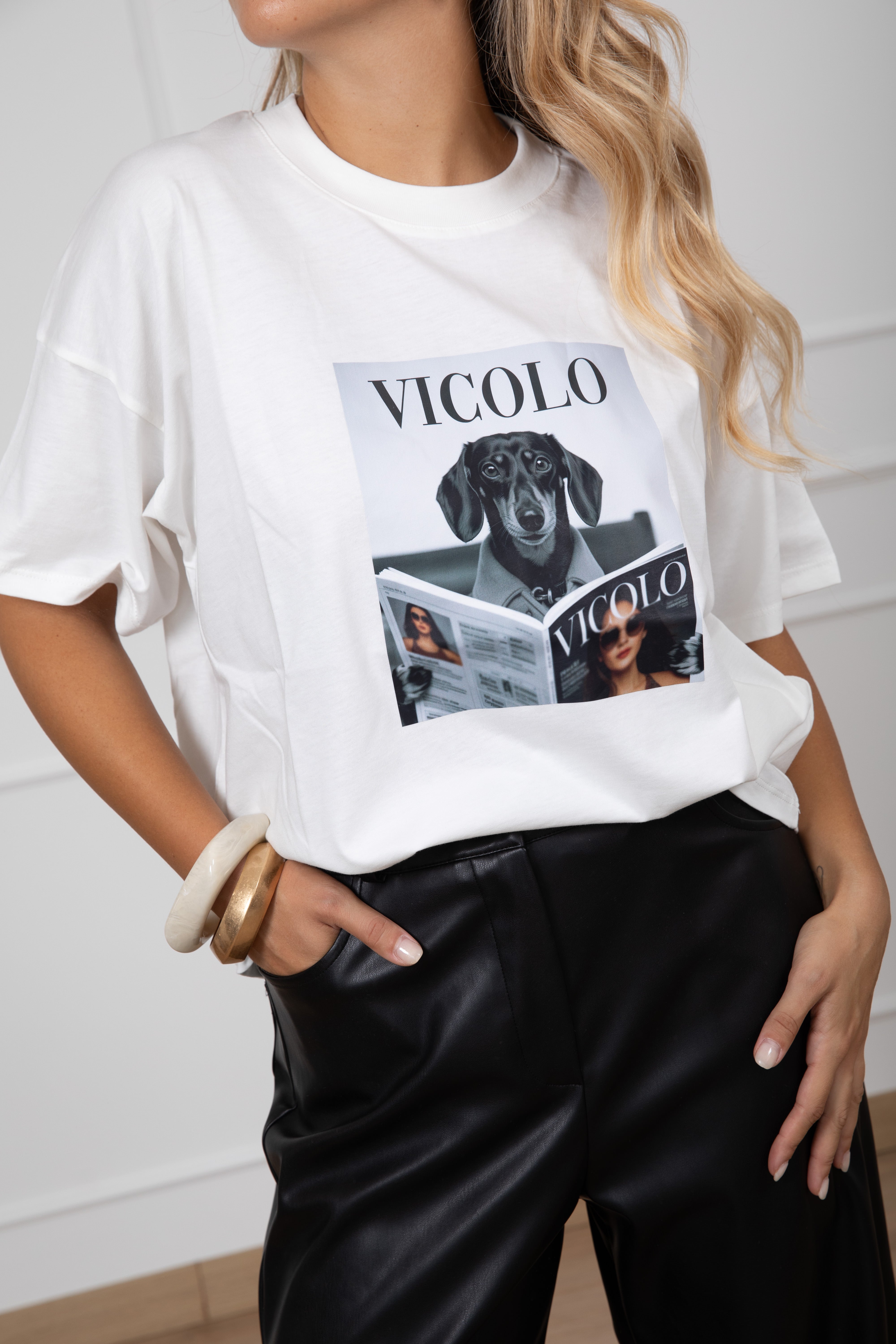 T-shirt over-size bassotto con giornale ViCOLO