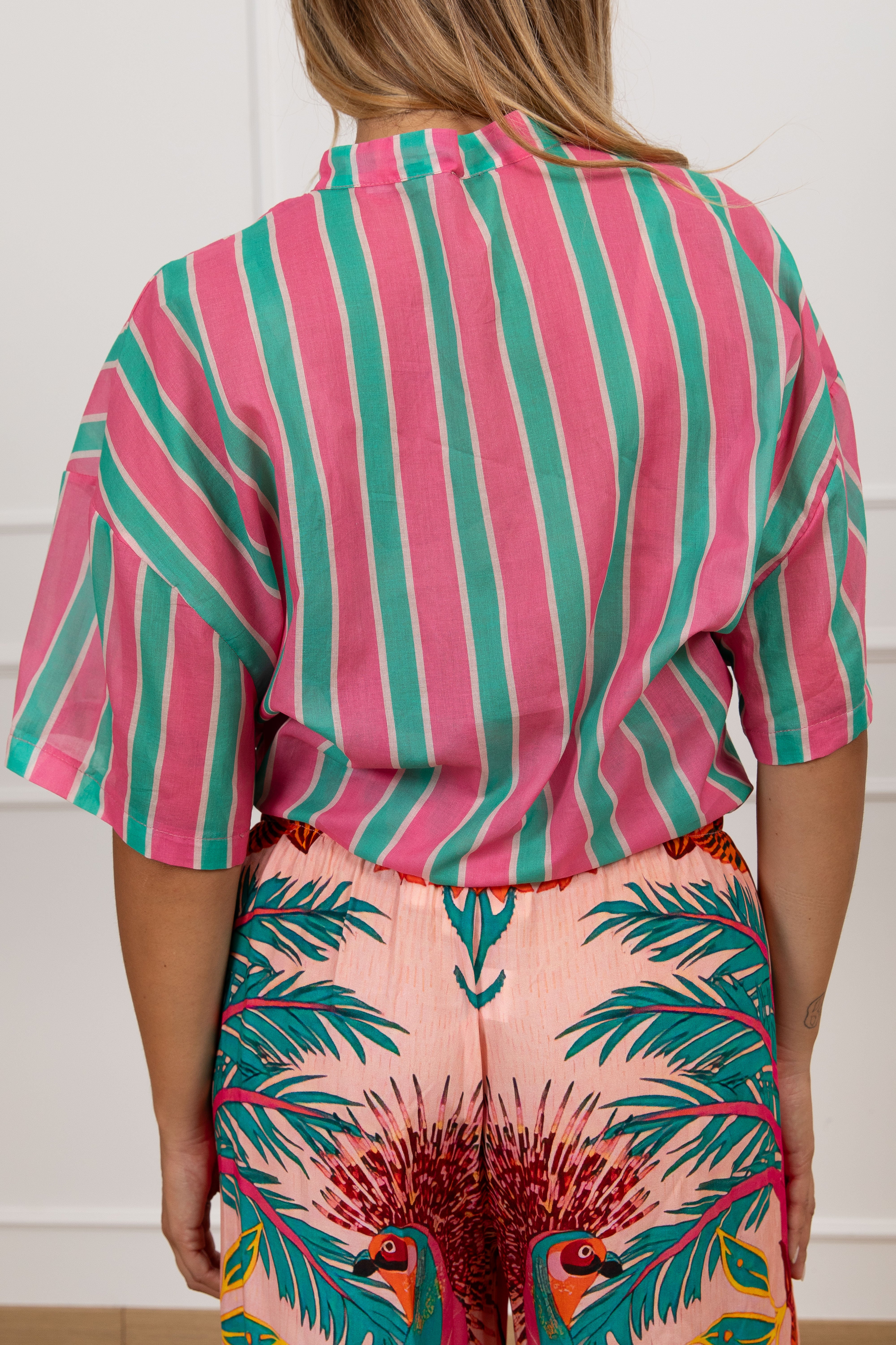 Camicia a righe asimmetriche con collo alla coreana Tensione IN