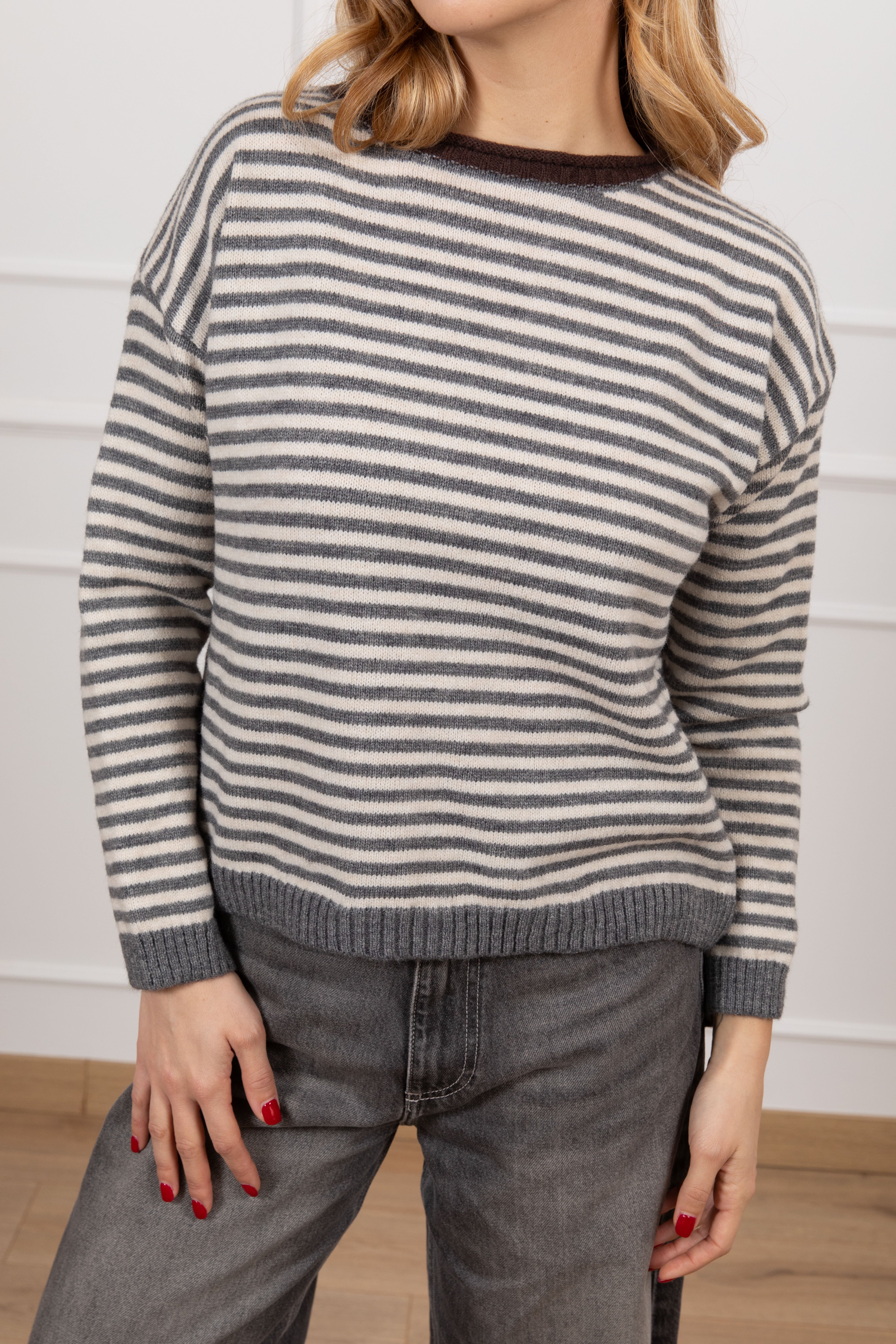 Pull a scatoletta con righe sottilie collo a contrasto Tensione IN