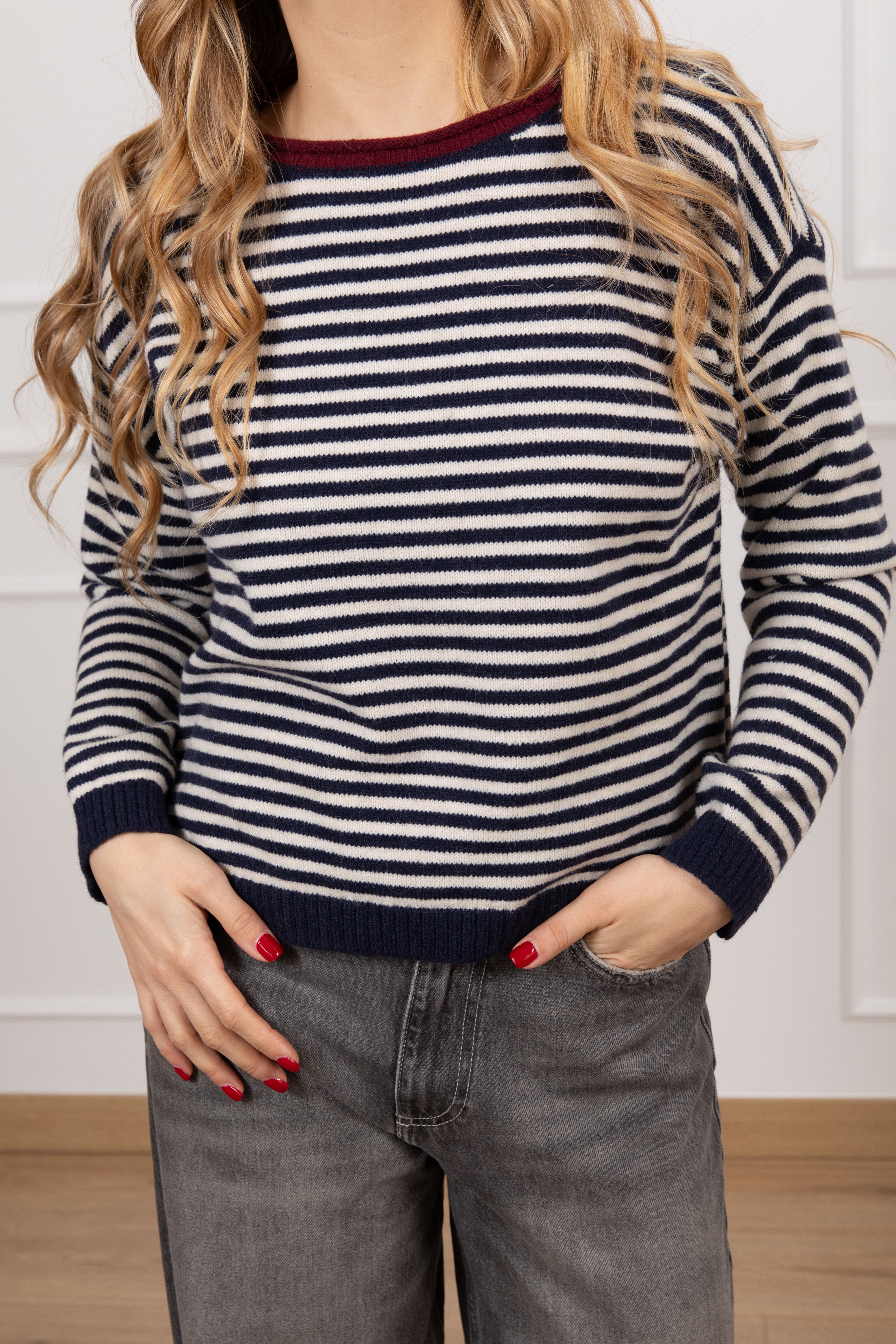 Pull a scatoletta con righe sottilie collo a contrasto Tensione IN