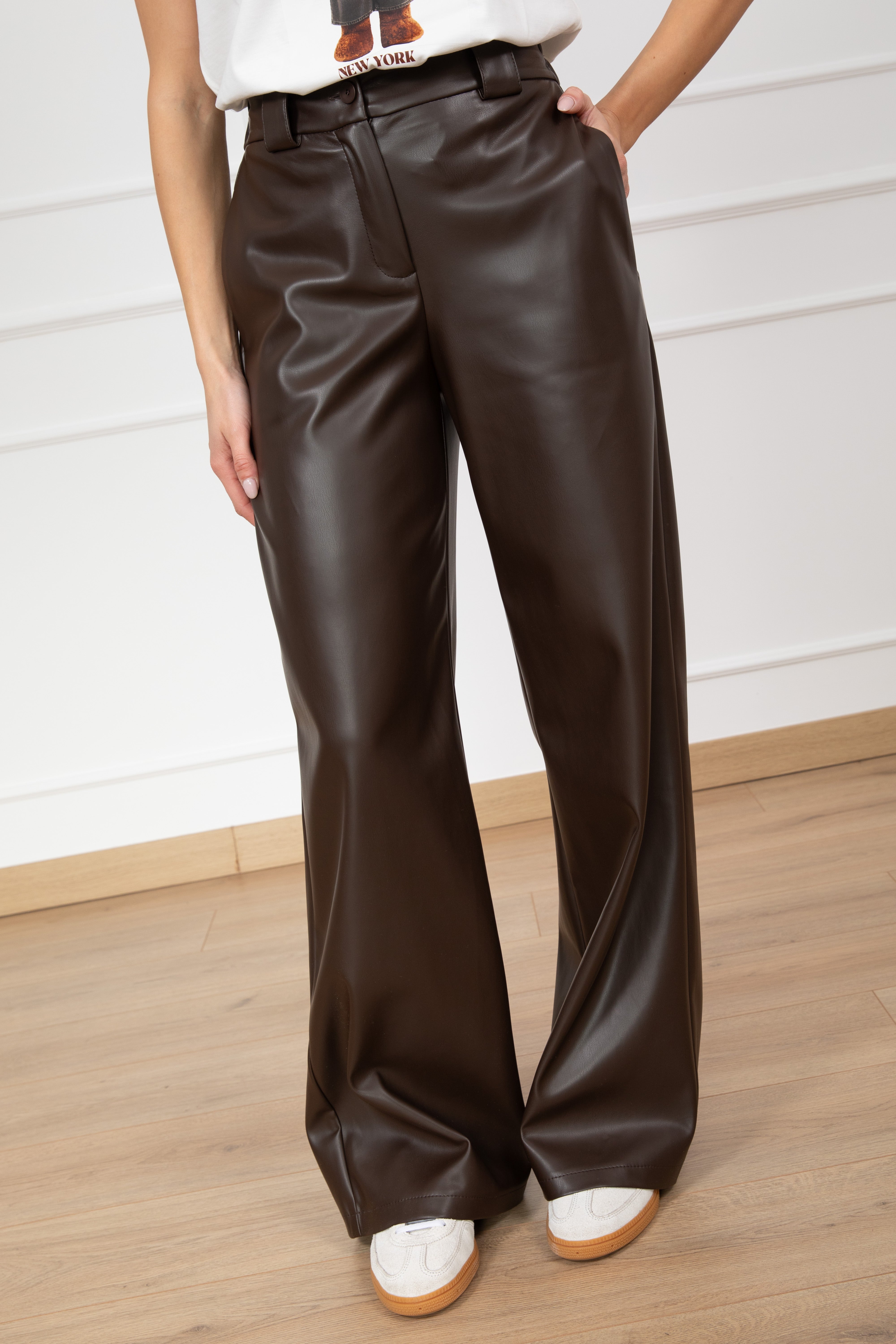 Pantalone gamba dritta in eco-pelle con elastico sul retro Tensione IN