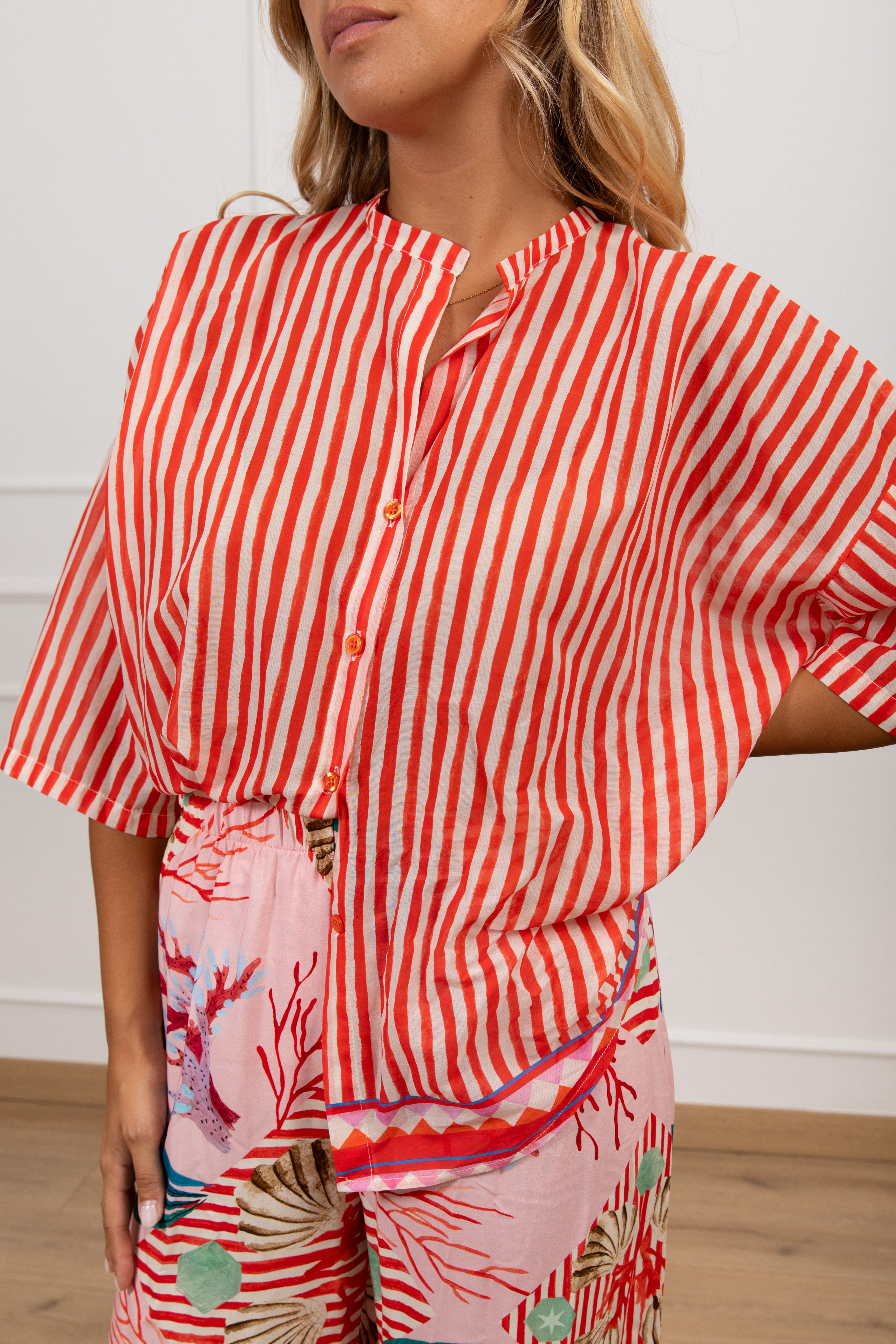 Camicia in cotone a righe con banda geometrica Tensione IN