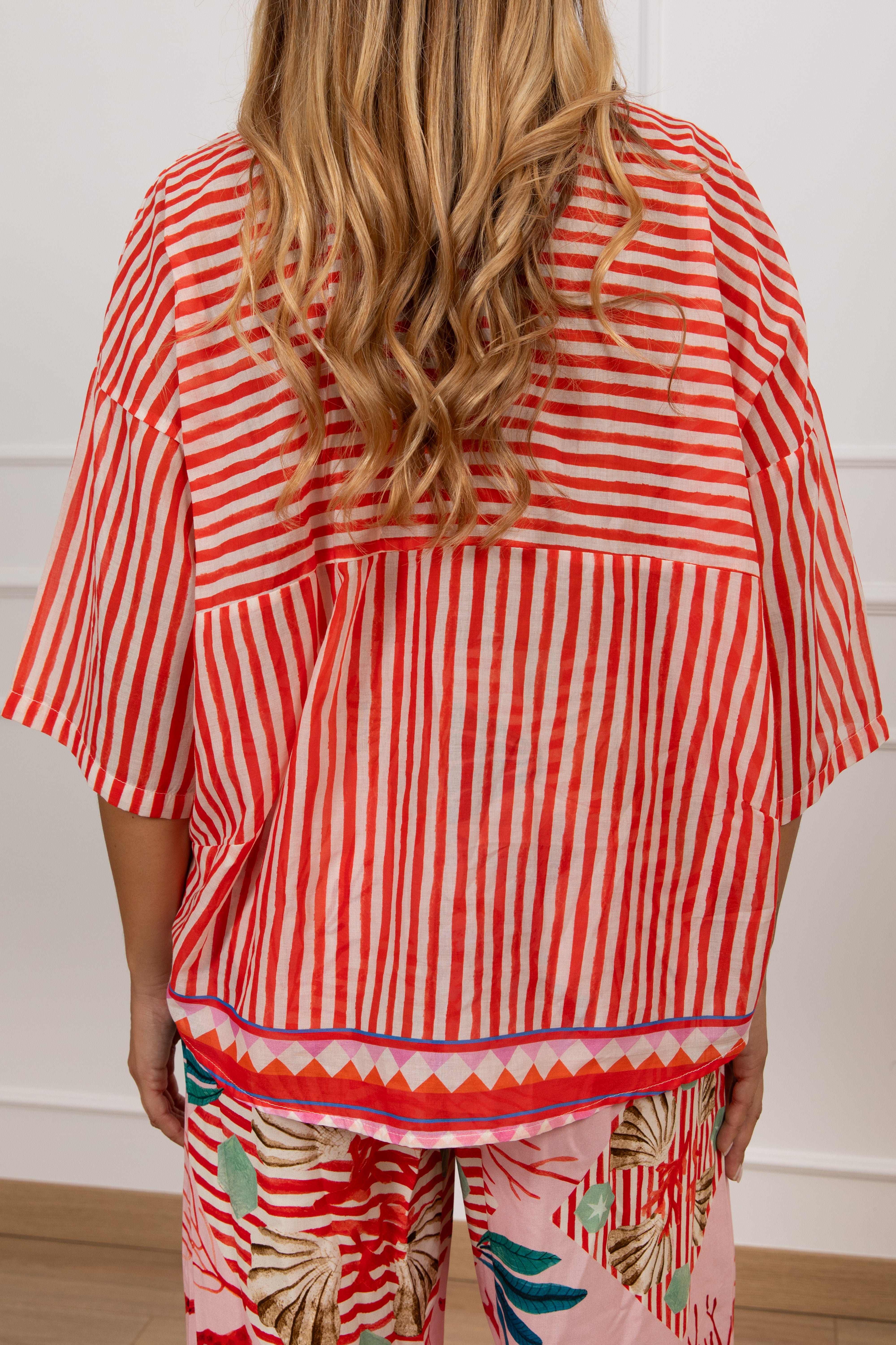 Camicia in cotone a righe con banda geometrica Tensione IN