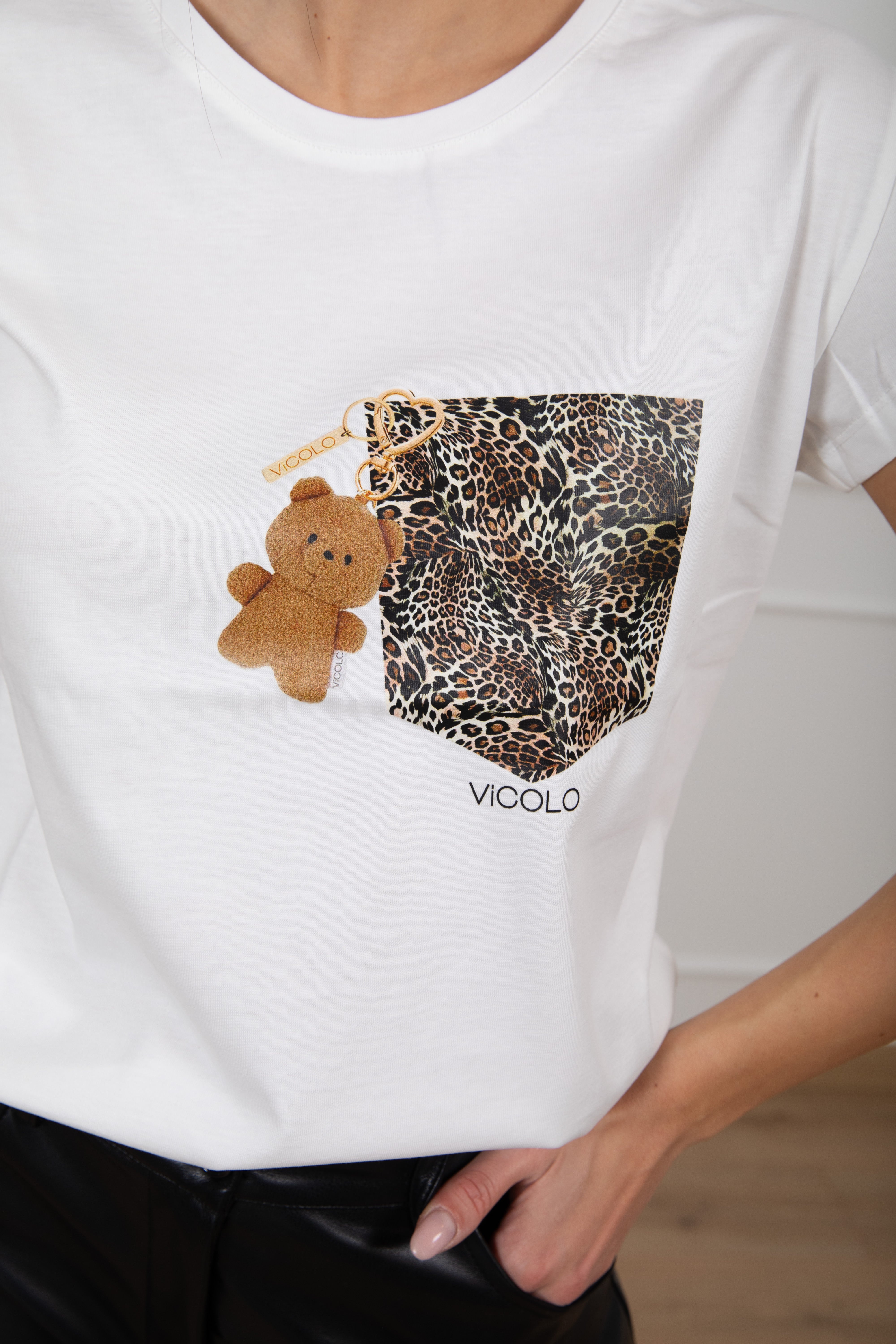 T-shirt stampa tasca animalier con charms ViCOLO