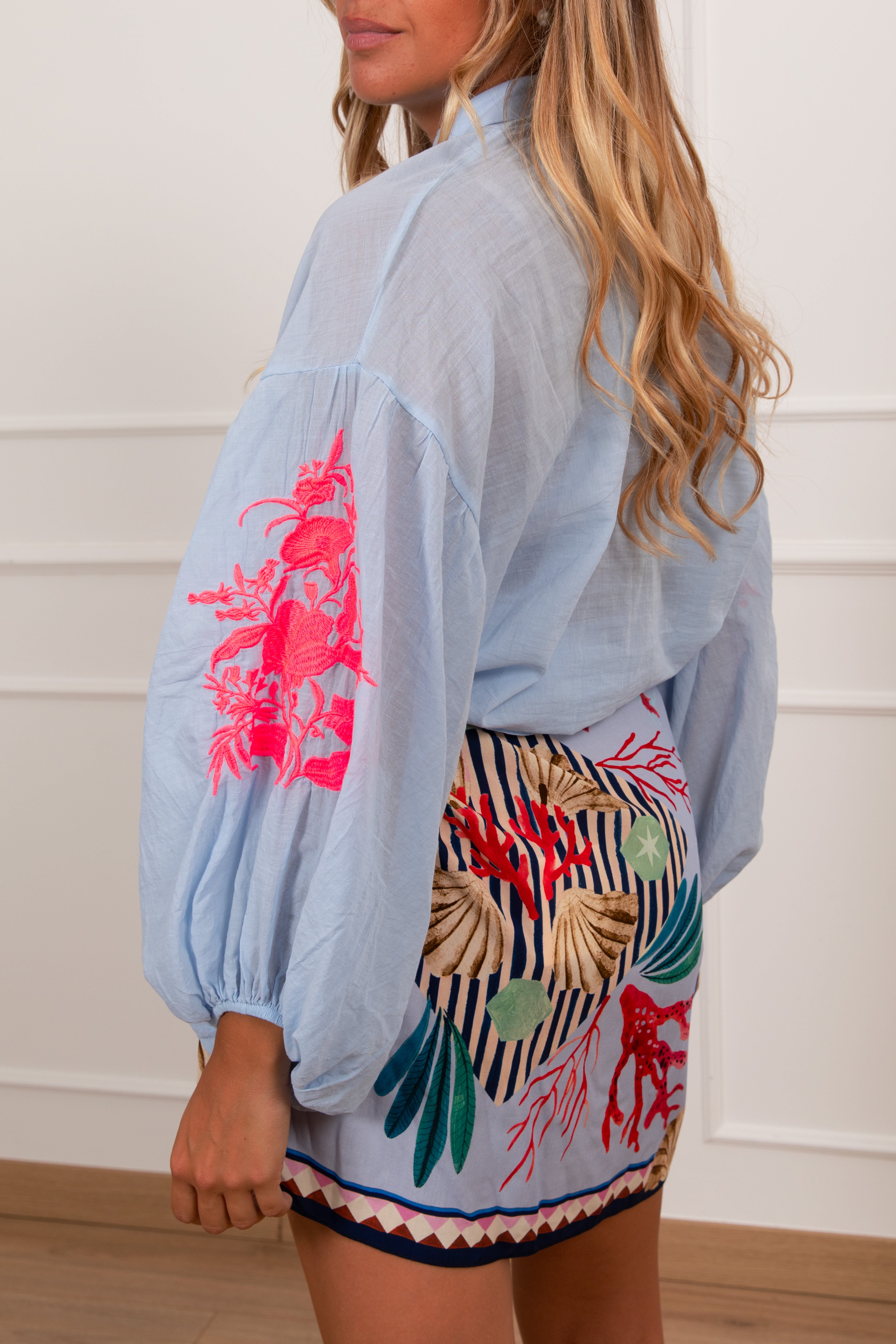 Camicia in mussola con ricamo sulla manica Tensione IN