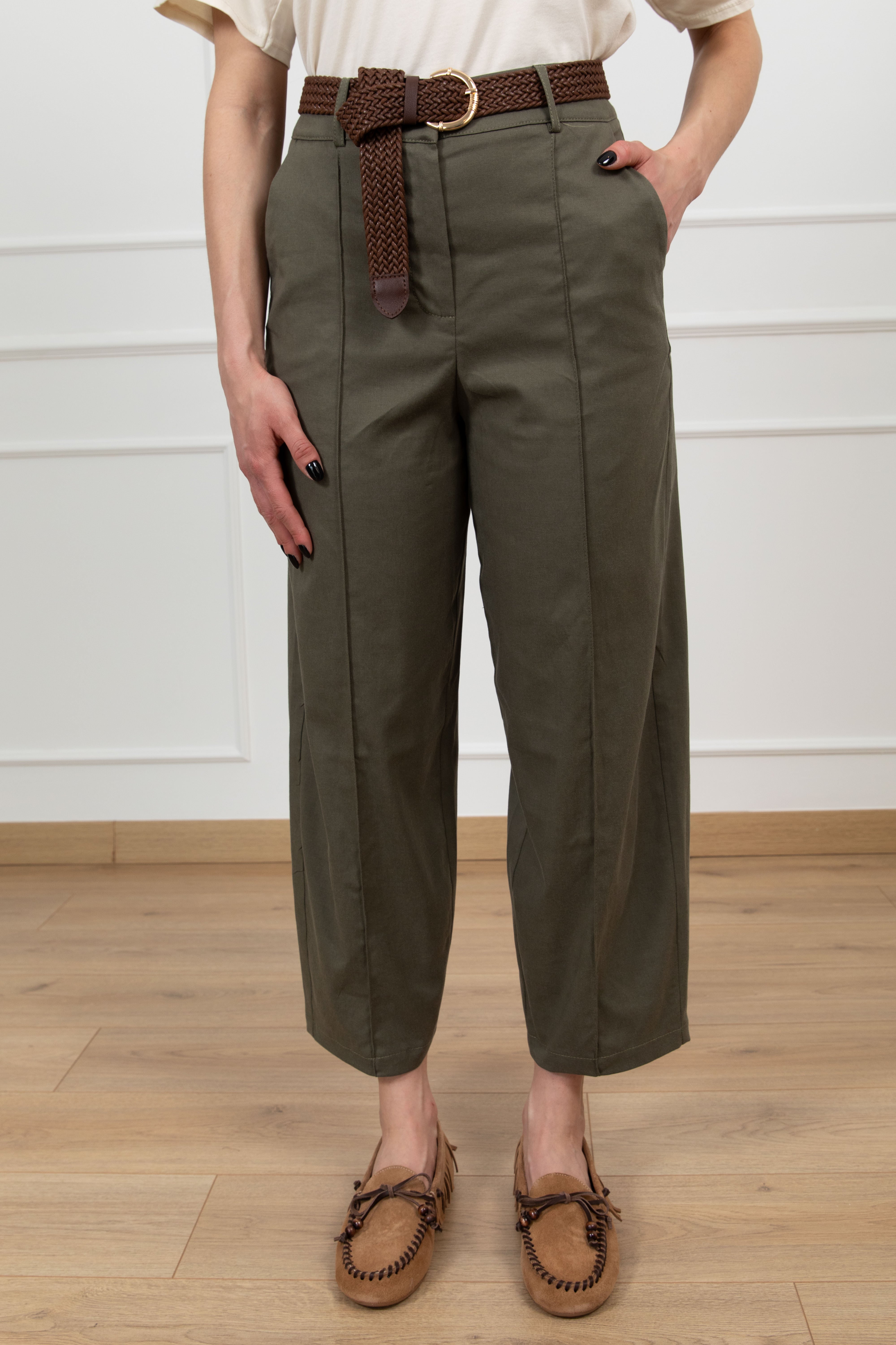 Pantalone carrot-fit con cintura in raffia ViCOLO