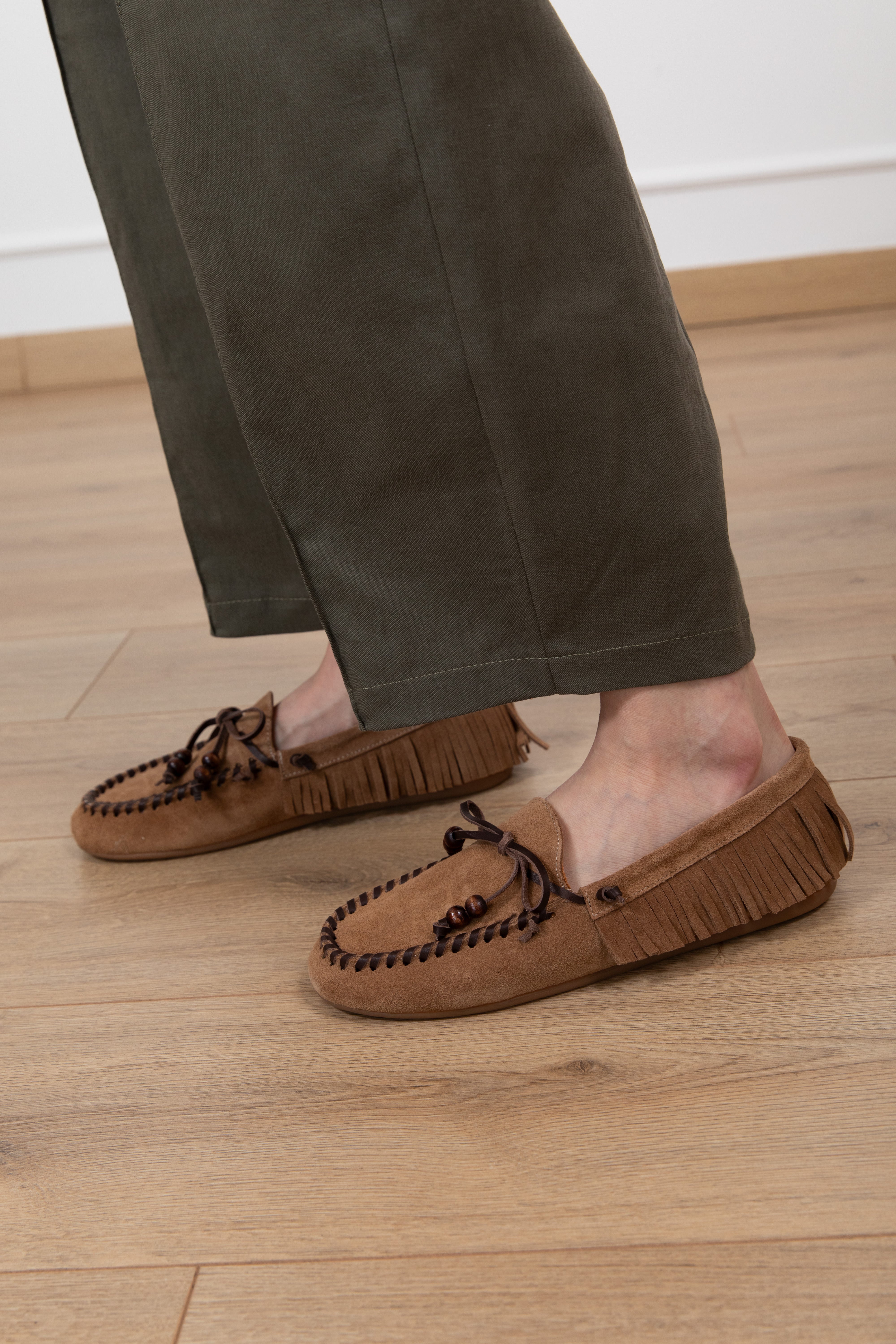 Mocassino in camoscio con frange e impunture in eco-pelle Ovyé