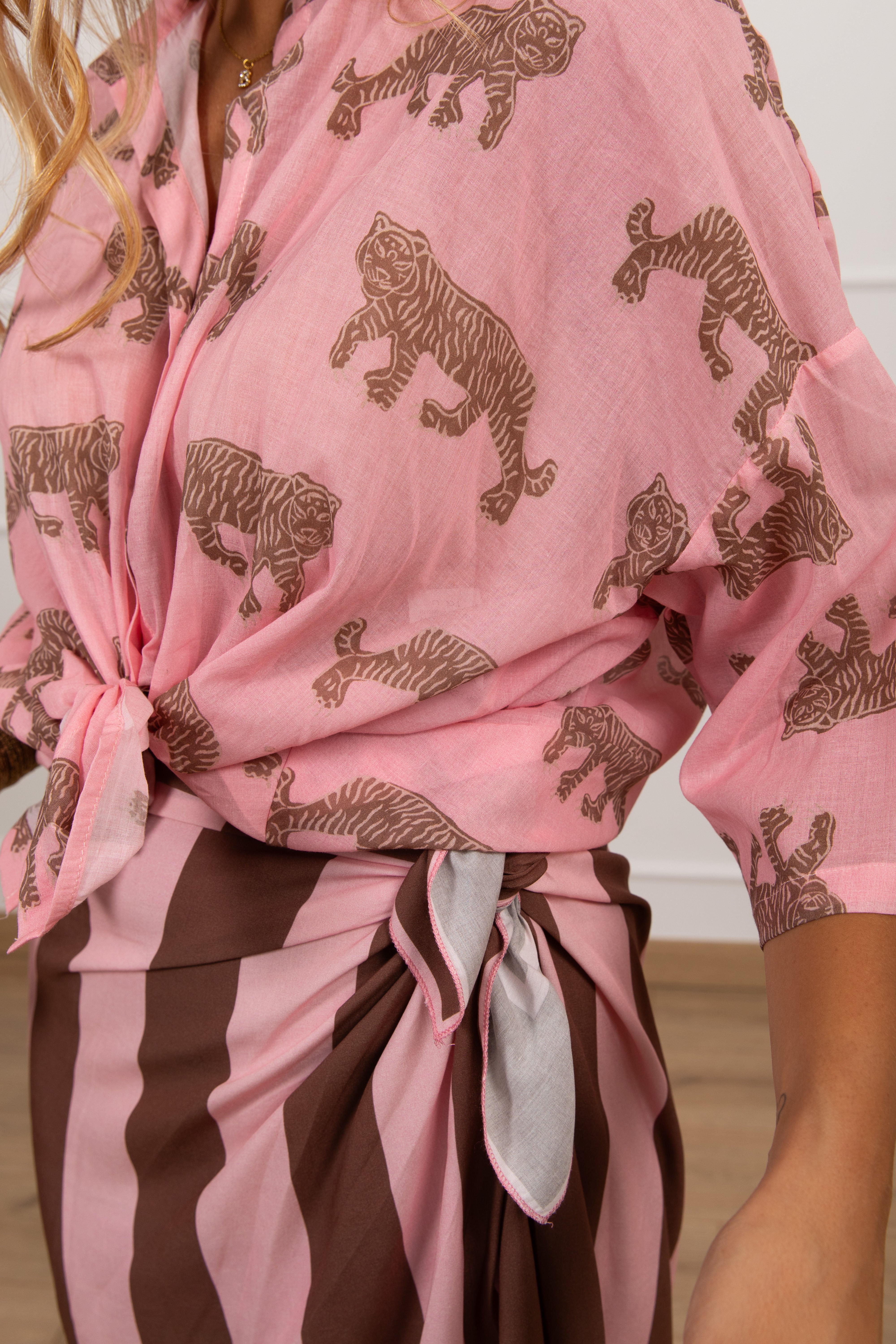 Camicia fantasia tigre in mussola con collo alla coreana Tensione IN