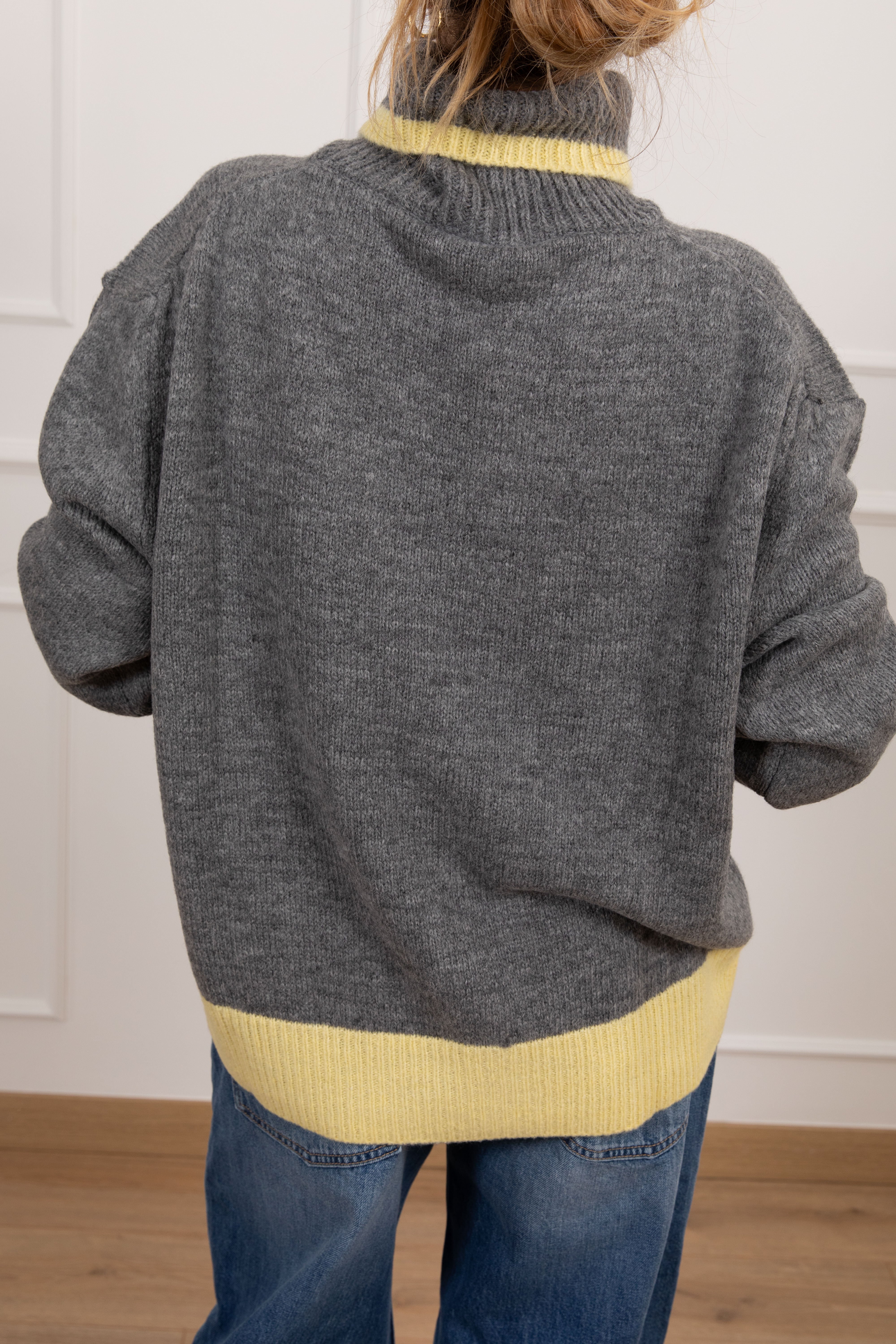 Pull a collo alto con profilo a contrasto Motel