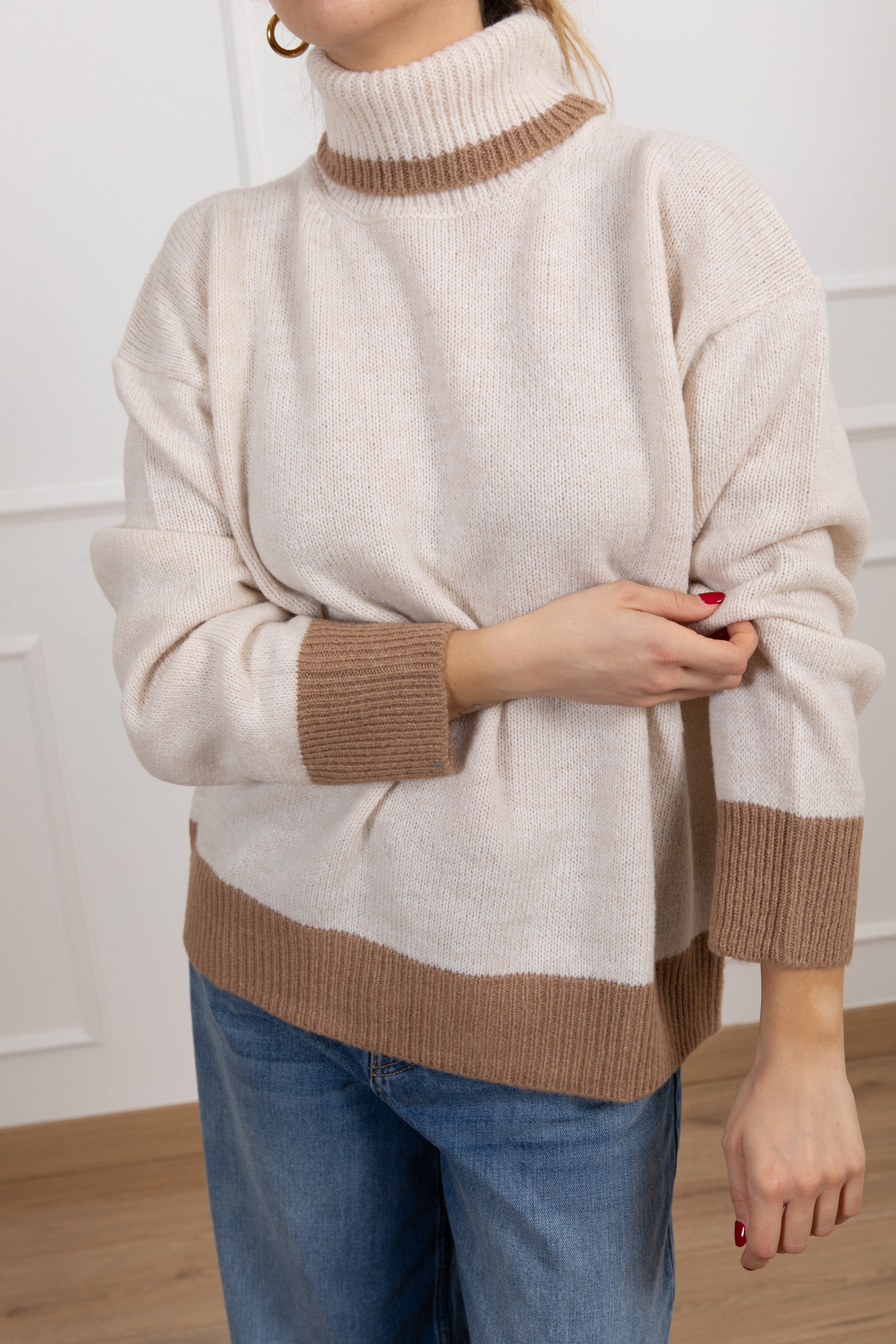 Pull a collo alto con profilo a contrasto Motel