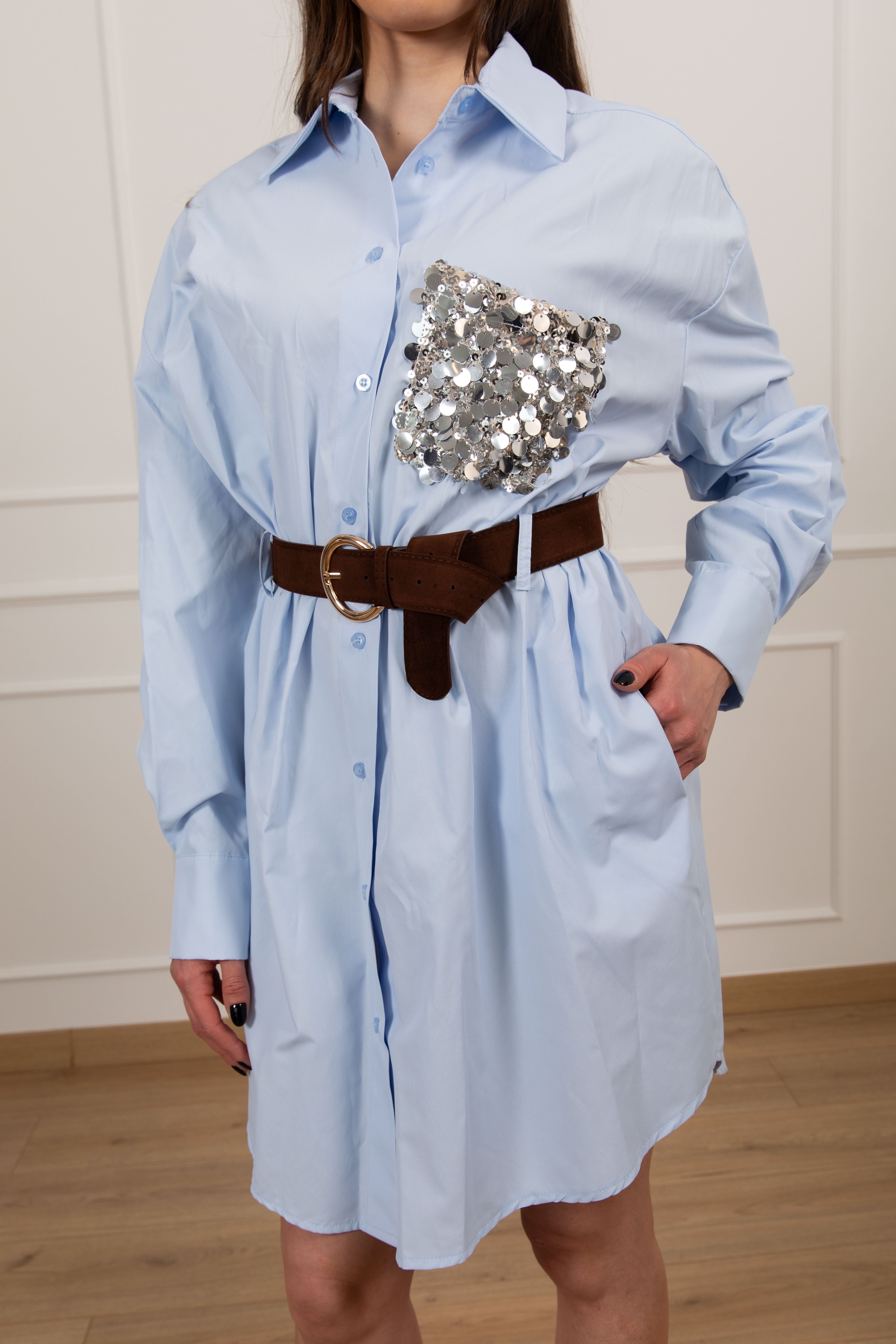 Abito-camicia con tasca paillettes e cintura Tensione IN