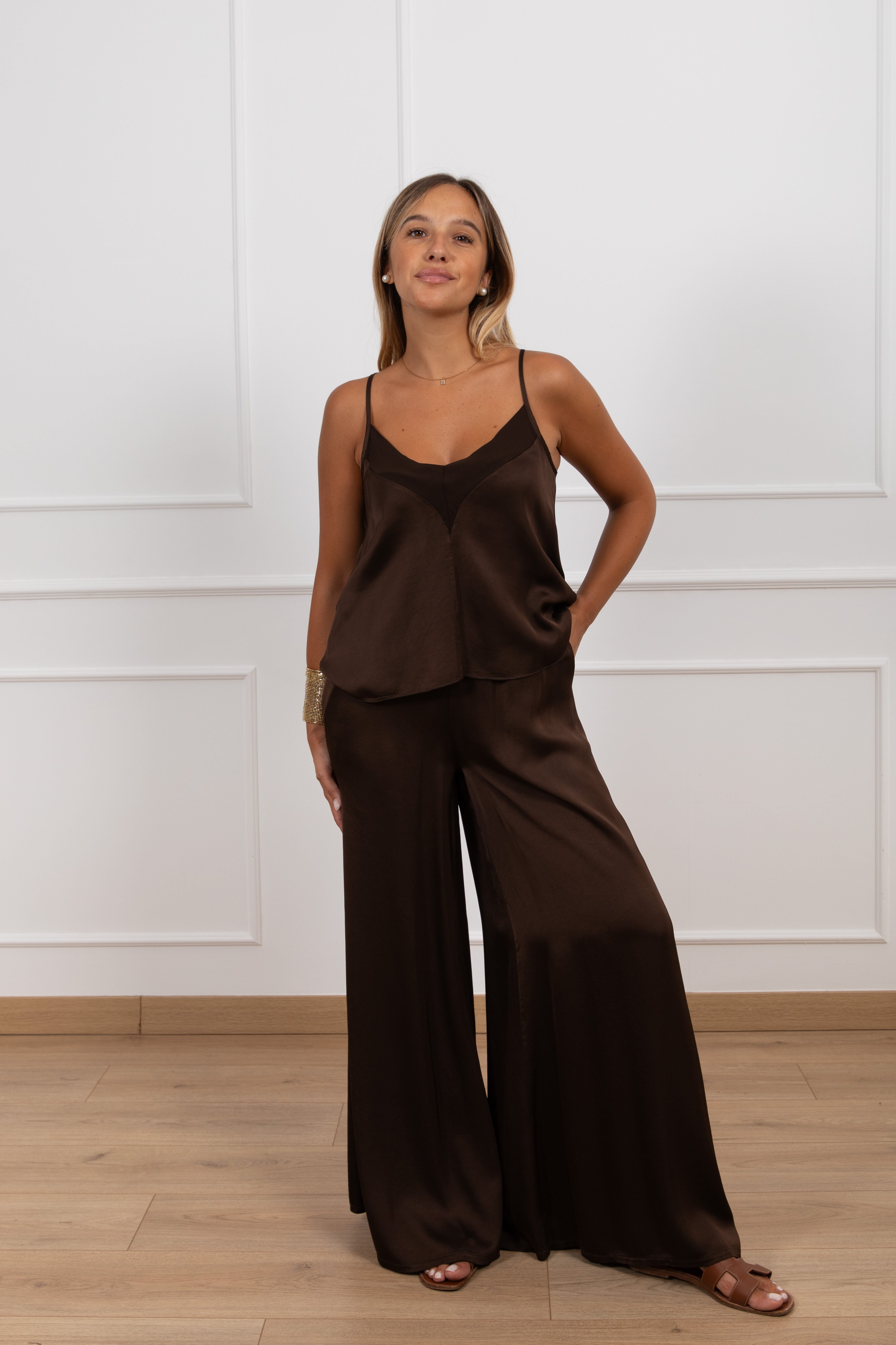 Coordinato top con scollo a "V" e pantalone gamba larga in raso Haveone