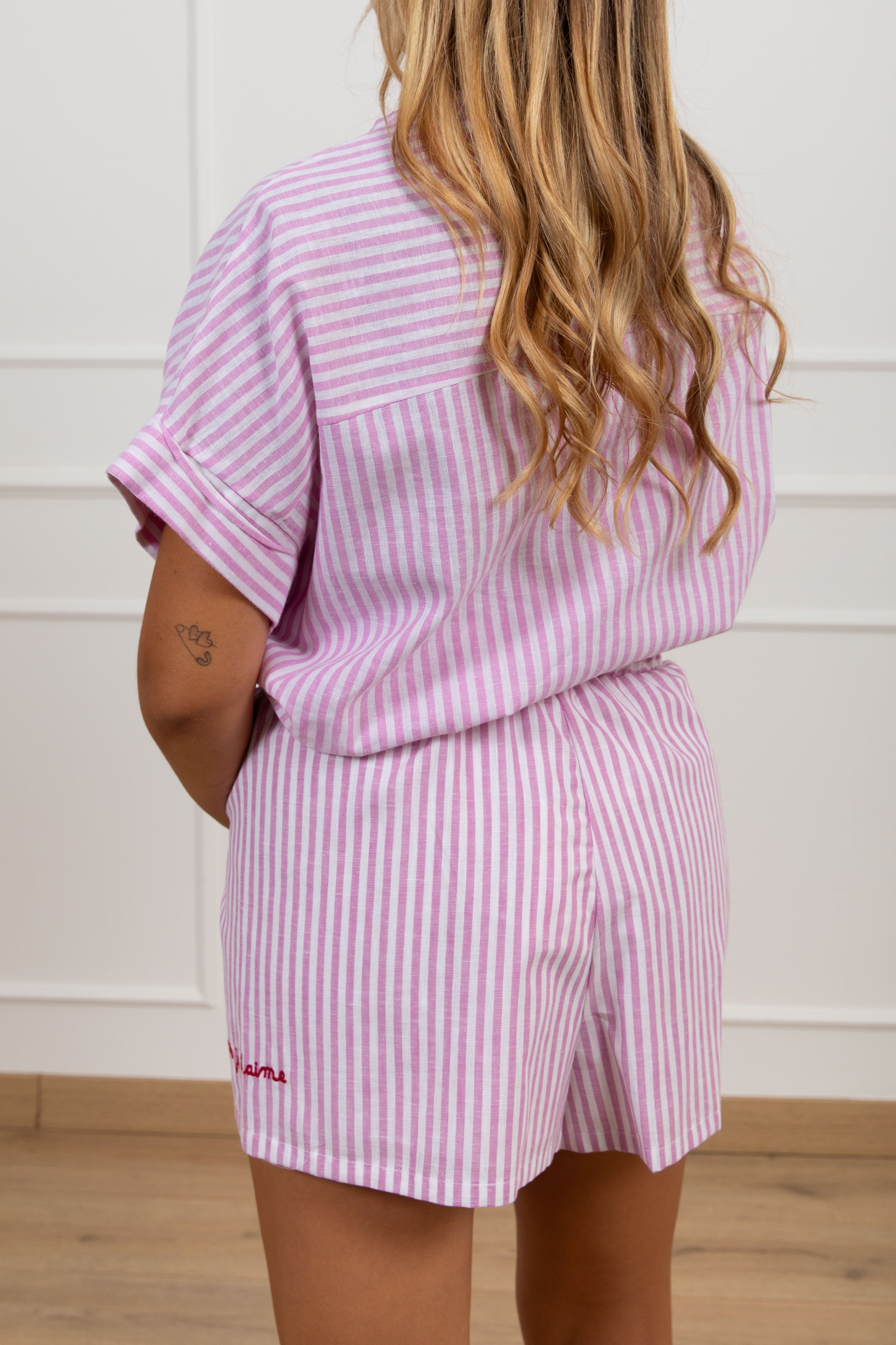 Camicia a righe "St.Tropez je t'aime" con collo a coreana Motel
