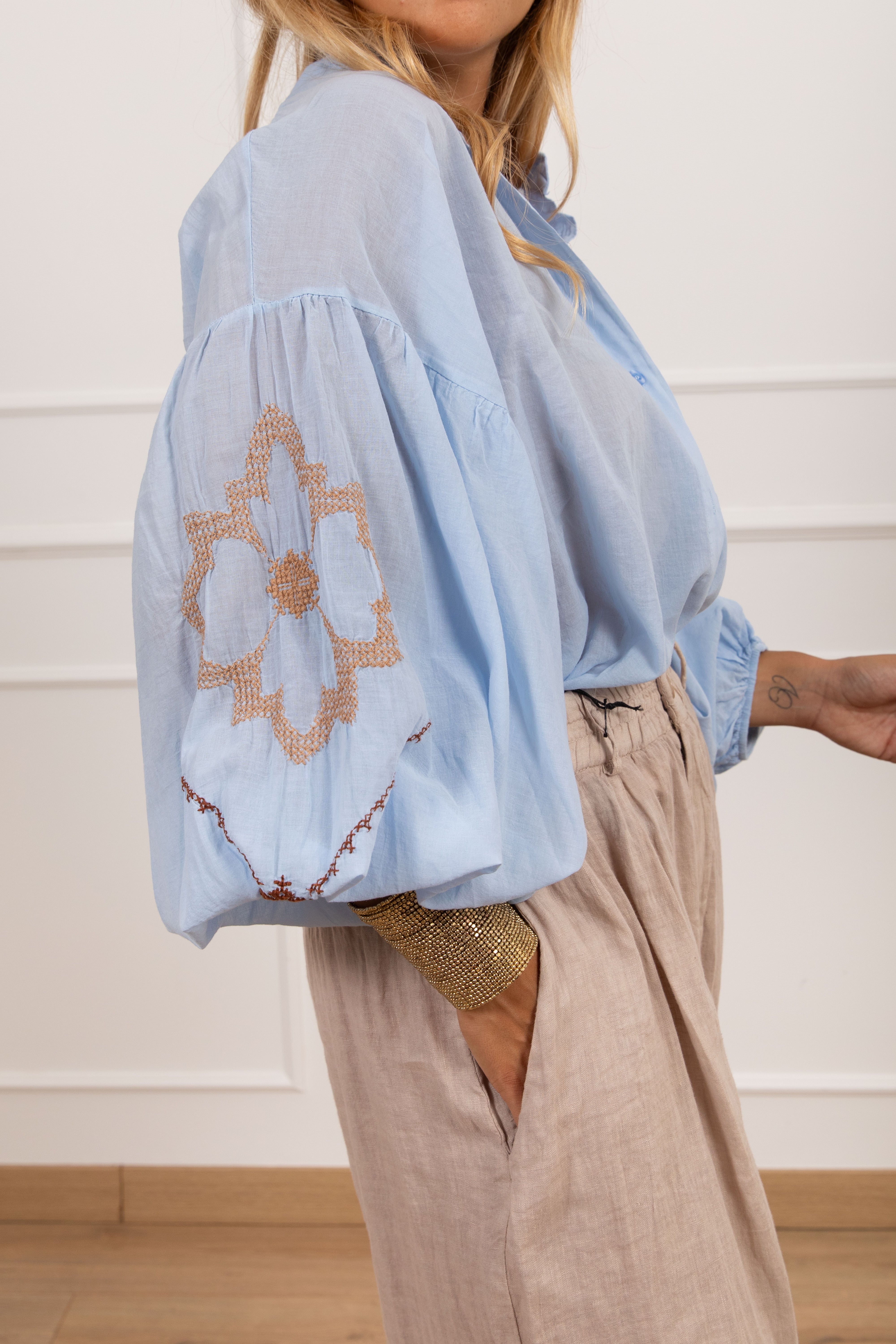 Blusa in mussola di cotone con ricamo sulla manica Tensione IN