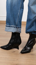 Stivaletto in pelle con tacco asimmetrico Ovyé
