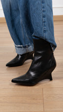Stivaletto in pelle con tacco asimmetrico Ovyé