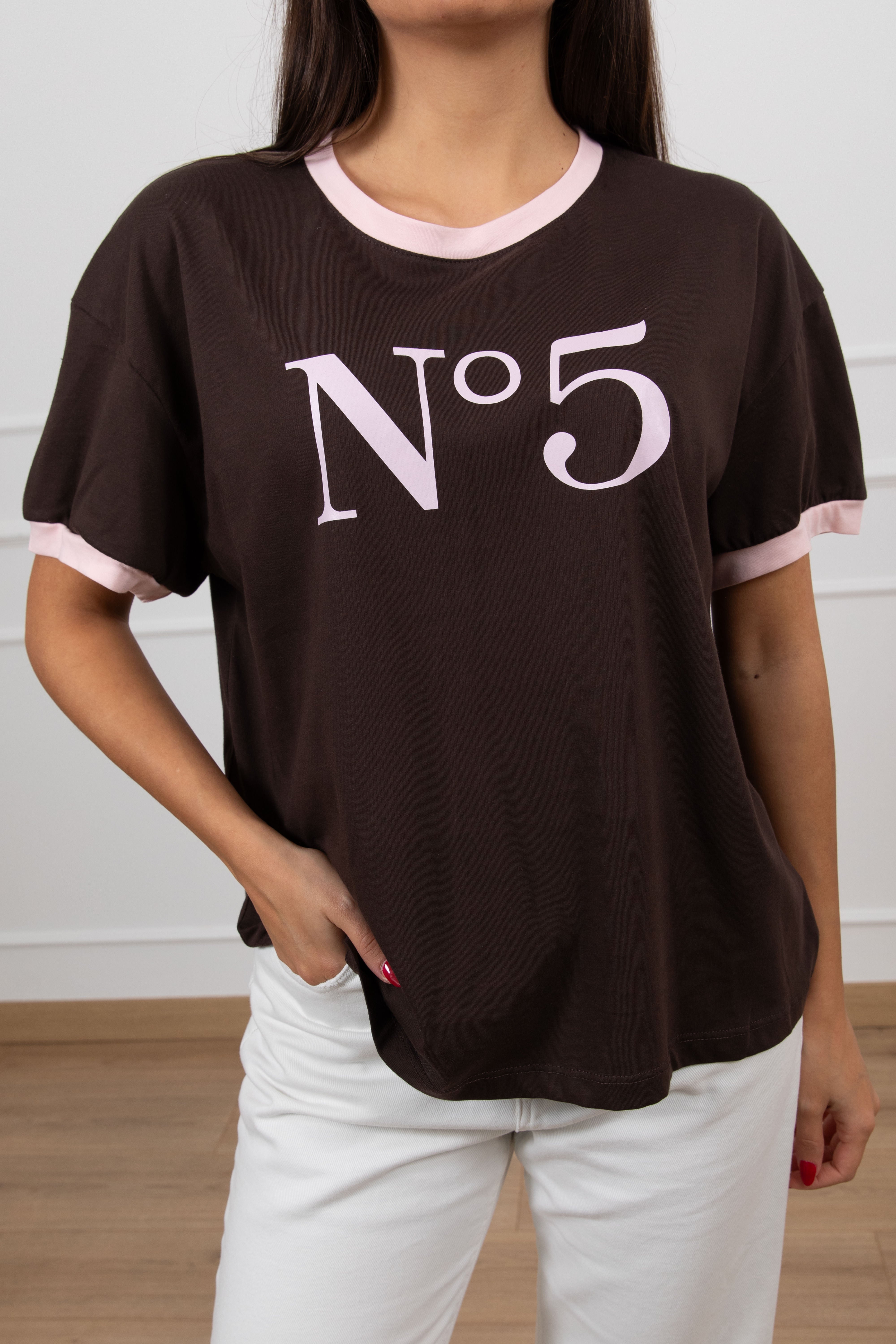 T-shirt "N 5" con profili a contrasto Tensione IN